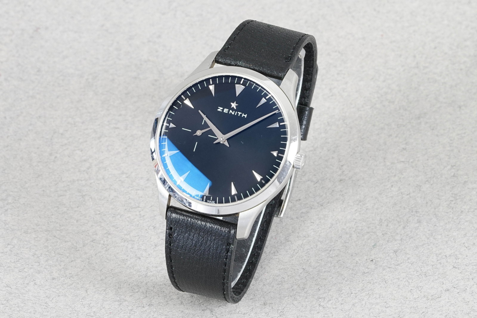 ZENITH ELITE ULTRA THIN REF. 03.2010.681: ZENITH ELITE ULTRA THIN REF. 03.2010.681 and is fitted with a circular deep blue dial dial with sub seconds at 9 o'clock, dagger hour markers and hands. The 40mm steel case is fitted with a zenith