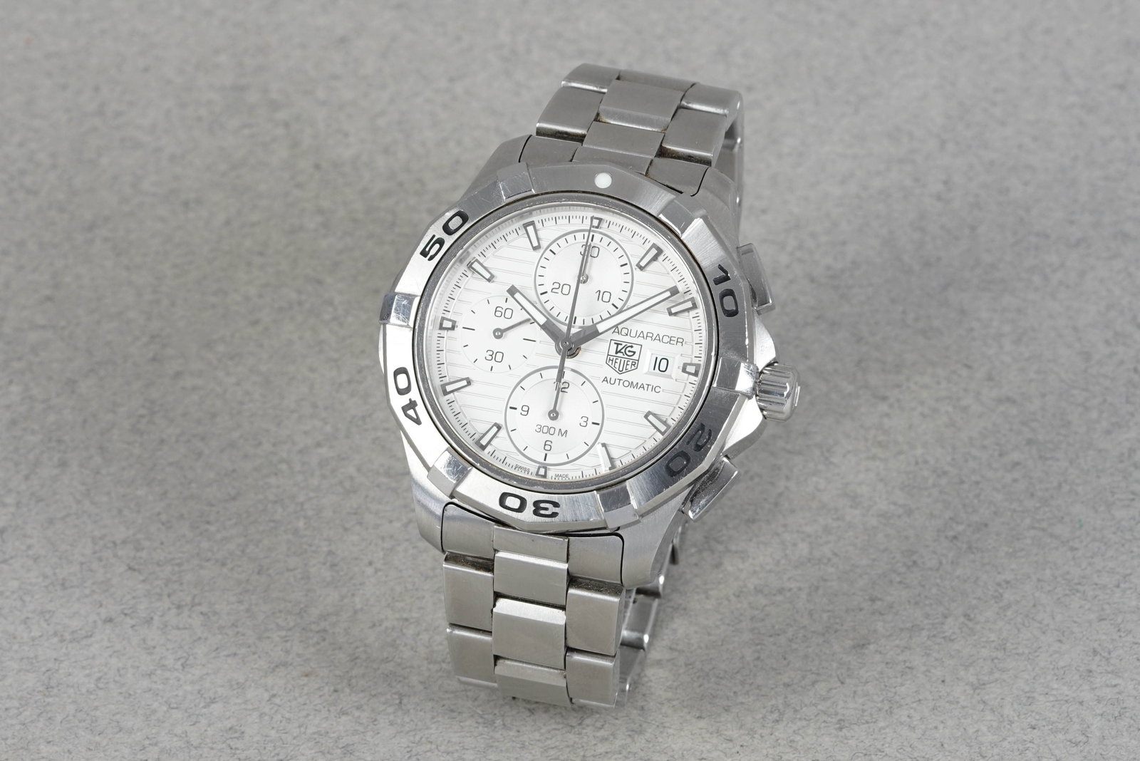 TAG HEUER AQUARACER AUTOMATIC CHRONOGRAPH REF. CAP2111: TAG HEUER AQUARACER AUTOMATIC CHRONOGRAPH REF. CAP2111 DIAL: Circular white dial, applied hour markers and hands, date window CASE: 44mm stainless steel, twin pushers, screw down crown MOVEMENT:
