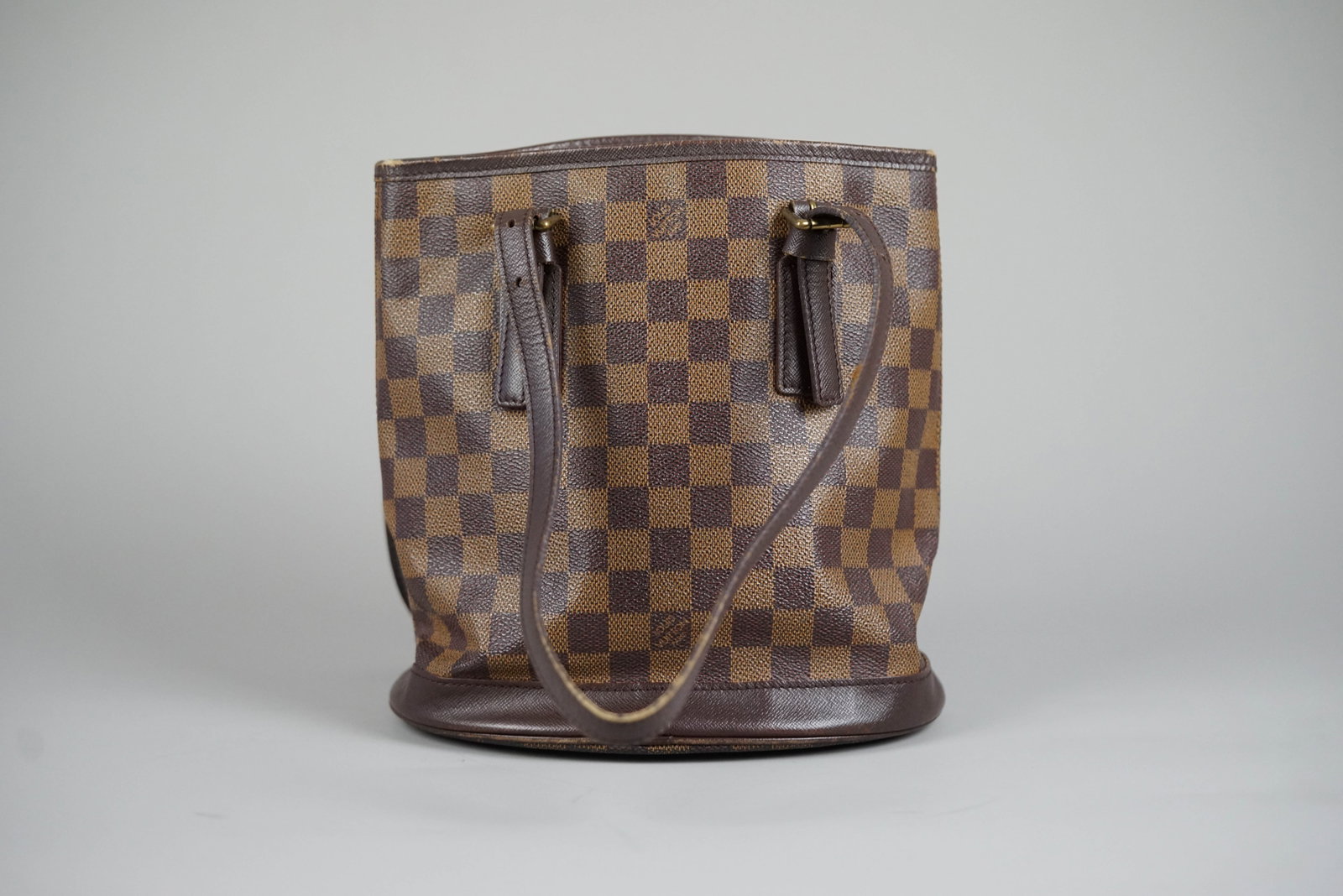 LOUIS VUITTON DAMIER MARAIS SHOULDER BAG N42240 AR1907: LOUIS VUITTON DAMIER MARAIS SHOULDER BAG N42240 AR1907 DIMENSIONS: Width 24cm, height 24cm, depth 17cm COLOUR: Brown ACCESSORIES: N/A CONDITION RANK: BC If you have any questions regarding this lot