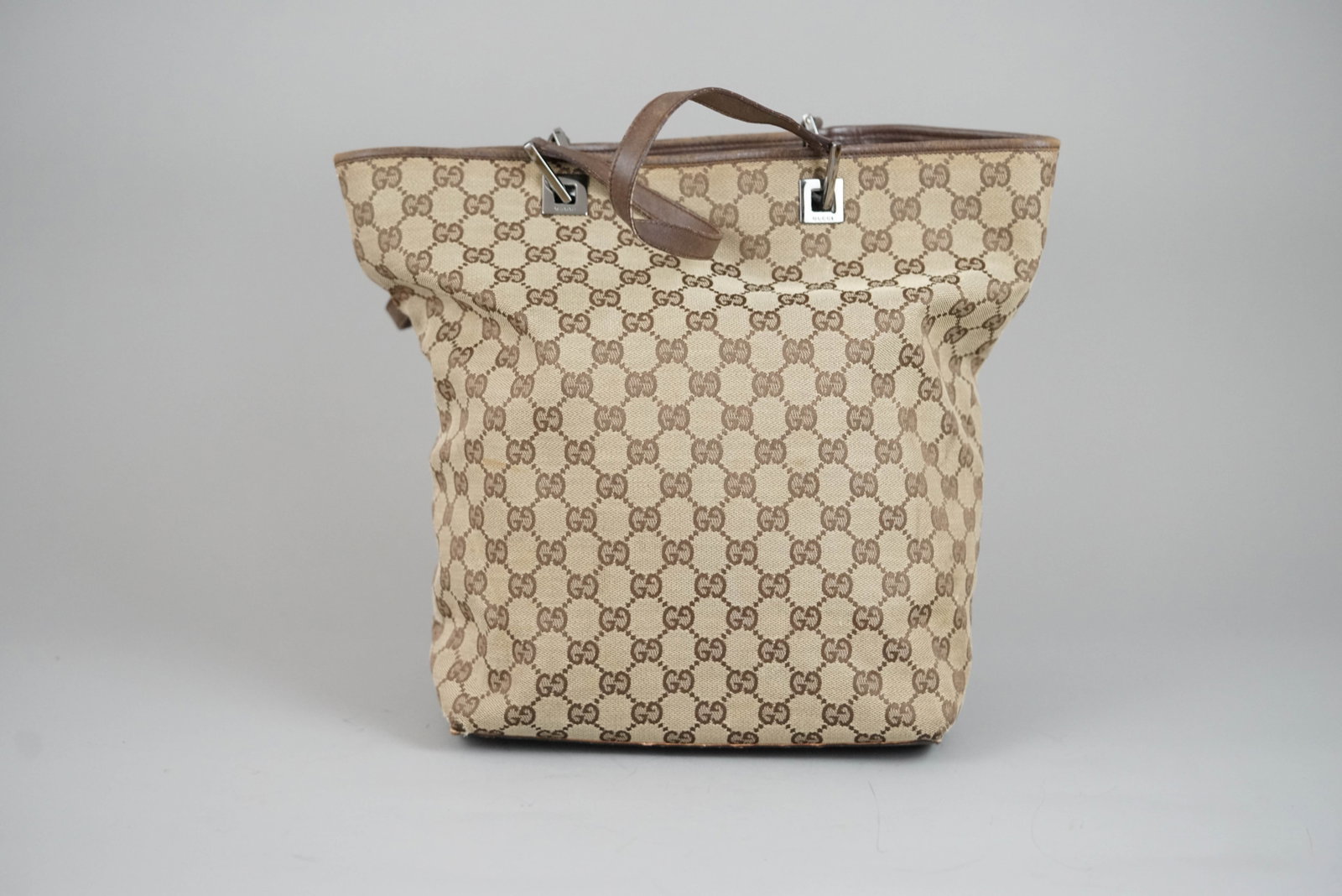 GUCCI GG CANVAS TOTE BAG 1705 BROWN: GUCCI GG CANVAS TOTE BAG 1705 BROWN DIMENSIONS: Width 23.5cm, height 32cm, depth 11cm COLOUR: brown MATERIAL: ACCESSORIES: n/a CONDITION RANK: B If you have any questions regarding this lot please