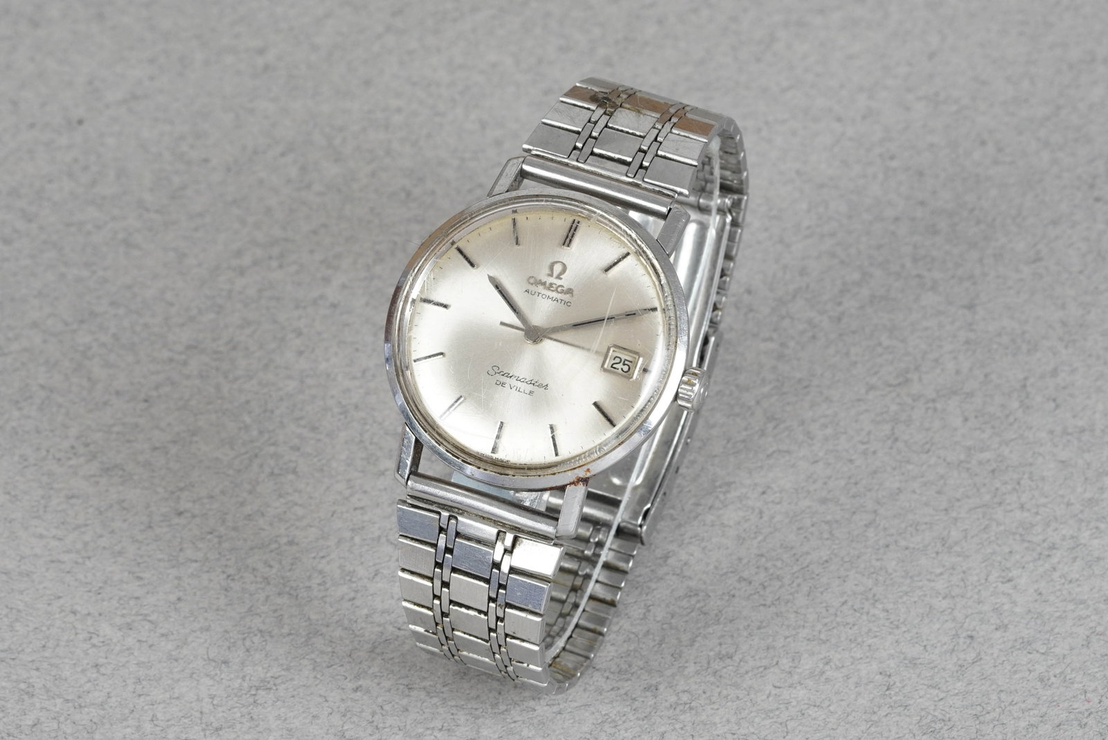OMEGA SEAMASTER DE VILLE AUTOMATIC WRISTWATCH: OMEGA SEAMASTER DE VILLE AUTOMATIC WRISTWATCH DIAL: Dial with applied indices, date window, hands with Lume CASE: 34mm stainless steel, screw-down case back MOVEMENT: Automatic, Omega calibre