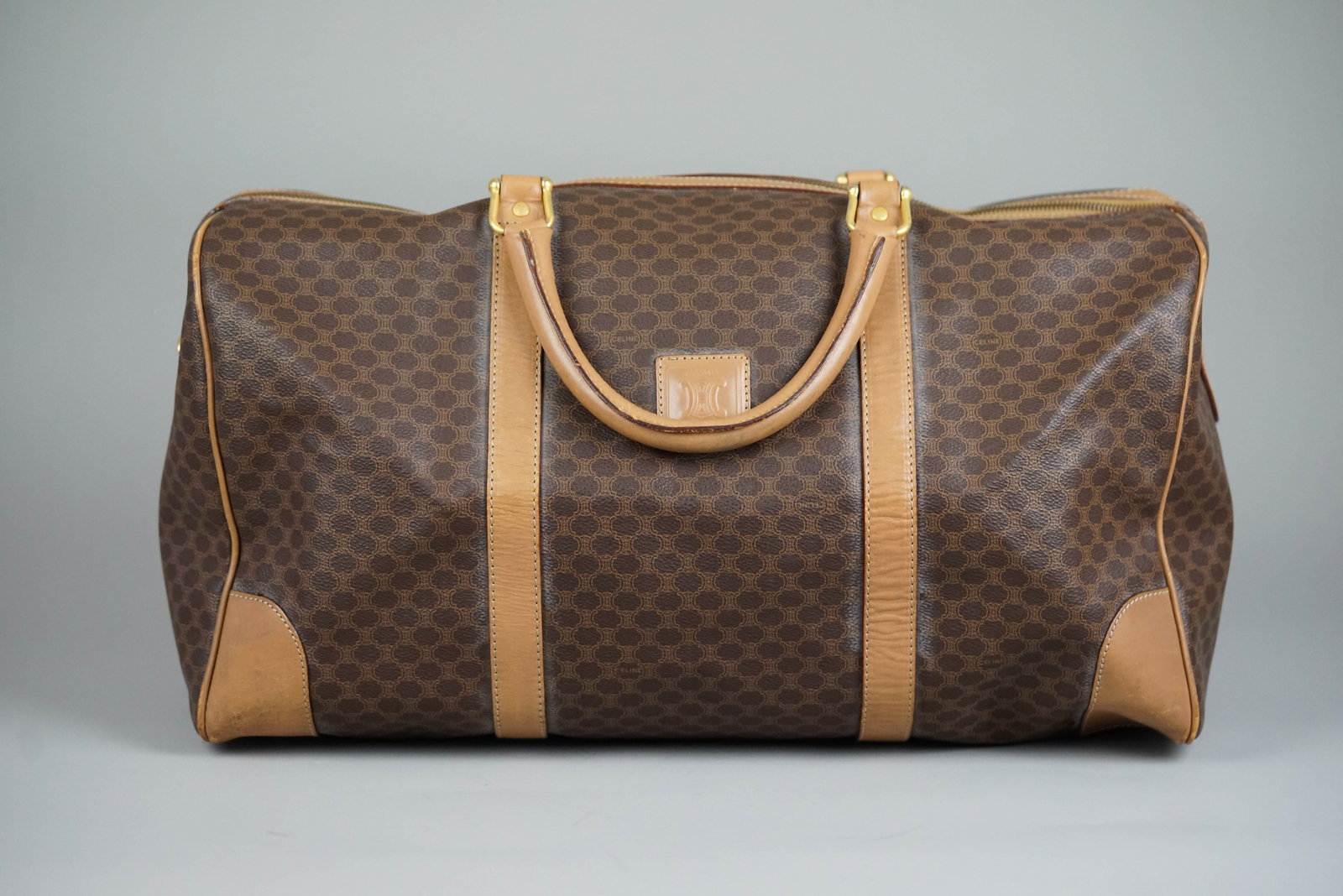 CELINE MACADAM BOSTON BAG BROWN: CELINE MACADAM BOSTON BAG BROWN DIMENSIONS: Width 50cm, height 25cm, depth 23cm COLOUR: Brown ACCESSORIES: N/A CONDITION RANK: B If you have any questions regarding this lot please contact us. For