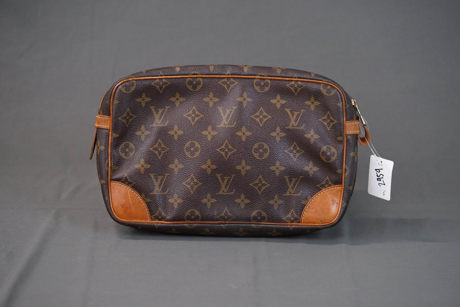 LOUIS VUITTON EPI POCHETTE CLUTCH BAG M52618 MI873: LOUIS VUITTON EPI POCHETTE CLUTCH BAG M52618 MI873 DIMENSIONS: Width 25cm, height 15cm, depth 7cm COLOUR: brown MATERIAL: leather ACCESSORIES: n/a CONDITION RANK: general minor wear If you have any