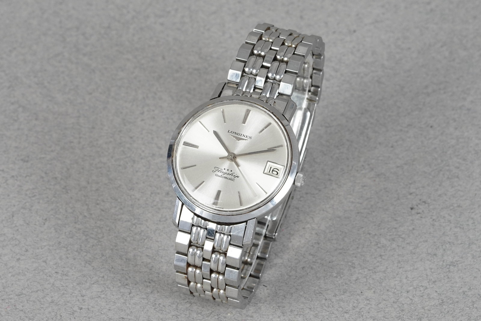 LONGINES FLAGSHIP AUTOMATIC DATE WRISTWATCH: LONGINES FLAGSHIP AUTOMATIC DATE WRISTWATCH DIAL: Dial with applied indices, date window, hands with Lume CASE: 34mm stainless steel, screw-down case back MOVEMENT: Automatic, Longines calibre
