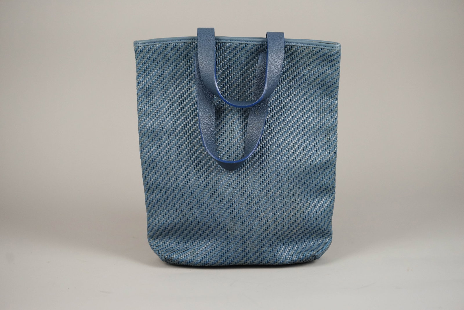 HERMES AMEDAVA DIAGO PM HANDBAG LEATHER POLYESTER BLUE: HERMES AMEDAVA DIAGO PM HANDBAG LEATHER POLYESTER BLUE DIMENSIONS: Width 24cm, height 25cm, depth 7cm COLOUR: Blue two tone MATERIAL: Leather, polyester ACCESSORIES: N/A CONDITION RANK: BC If you