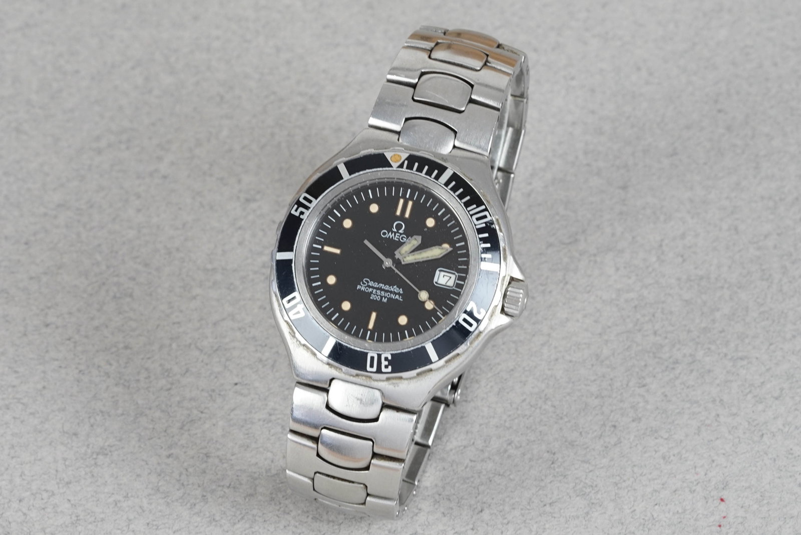 OMEGA SEAMASTER PROFESSIONAL 200 METERS WRISTWATCH: OMEGA SEAMASTER PROFESSIONAL 200 METERS WRISTWATCH DIAL: Dial with applied indices, hands with Lume, date window CASE: 36mm stainless steel, rotating bezel, screw-down case back MOVEMENT: Quartz