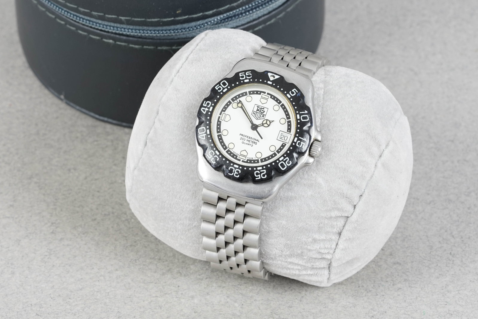 TAG HEUER PROFESSIONAL 200 METERS DATE REF. WA1212: TAG HEUER PROFESSIONAL 200 METERS DATE REF. WA1212 DIAL: Circular white dial, Lume spot hour markers, date window CASE: 34mm stainless steel, moveable bezel, TAG crown MOVEMENT: Quartz BRACELET OR