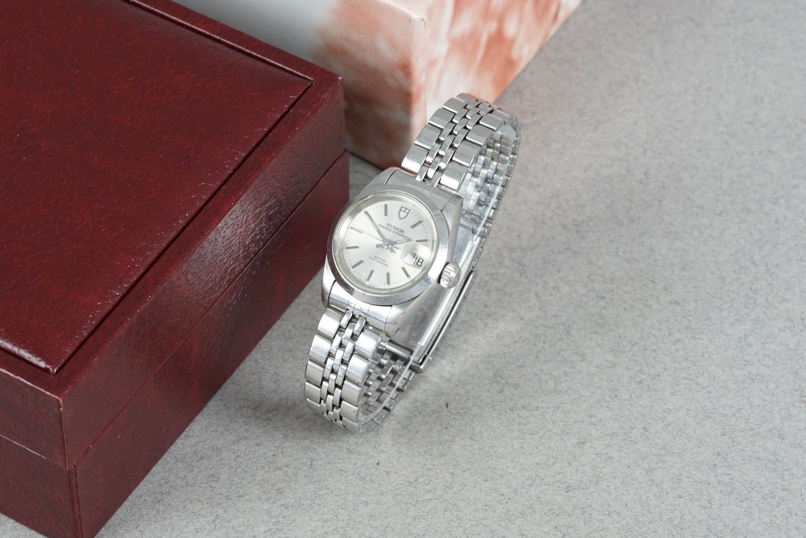 TUDOR PRINCESS OYSTERDATE AUTOMATIC W/ BOX REF. 92400N: TUDOR PRINCESS OYSTERDATE AUTOMATIC W/ BOX REF. 92400N DIAL: circular white dial, baton hands and marks, date window CASE: 25mm steel case, screw back. MOVEMENT: automatic movement BRACELET OR STRAP: