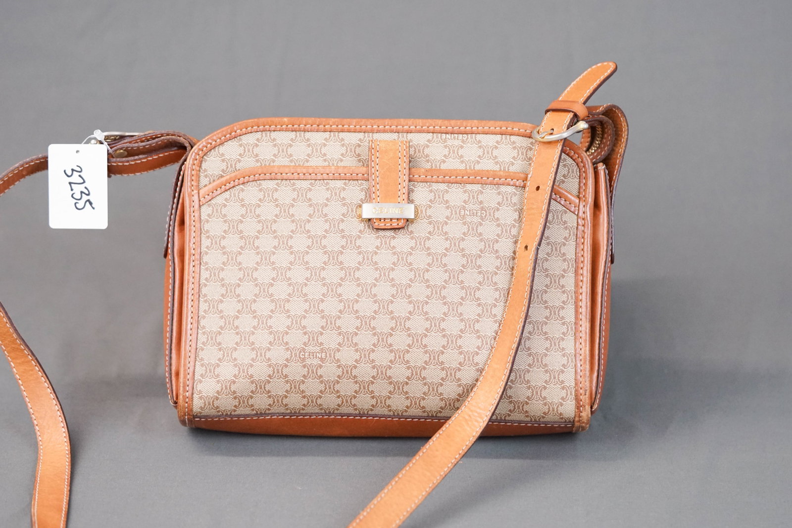 CELINE MACADAM SHOULDER BAG: CELINE MACADAM SHOULDER BAG DIMENSIONS: Width 23cm, height 17cm, depth 5.5cm COLOUR: brown MATERIAL: leather canvas ACCESSORIES: card dust bag strap CONDITION RANK: wear commensurate with age If you