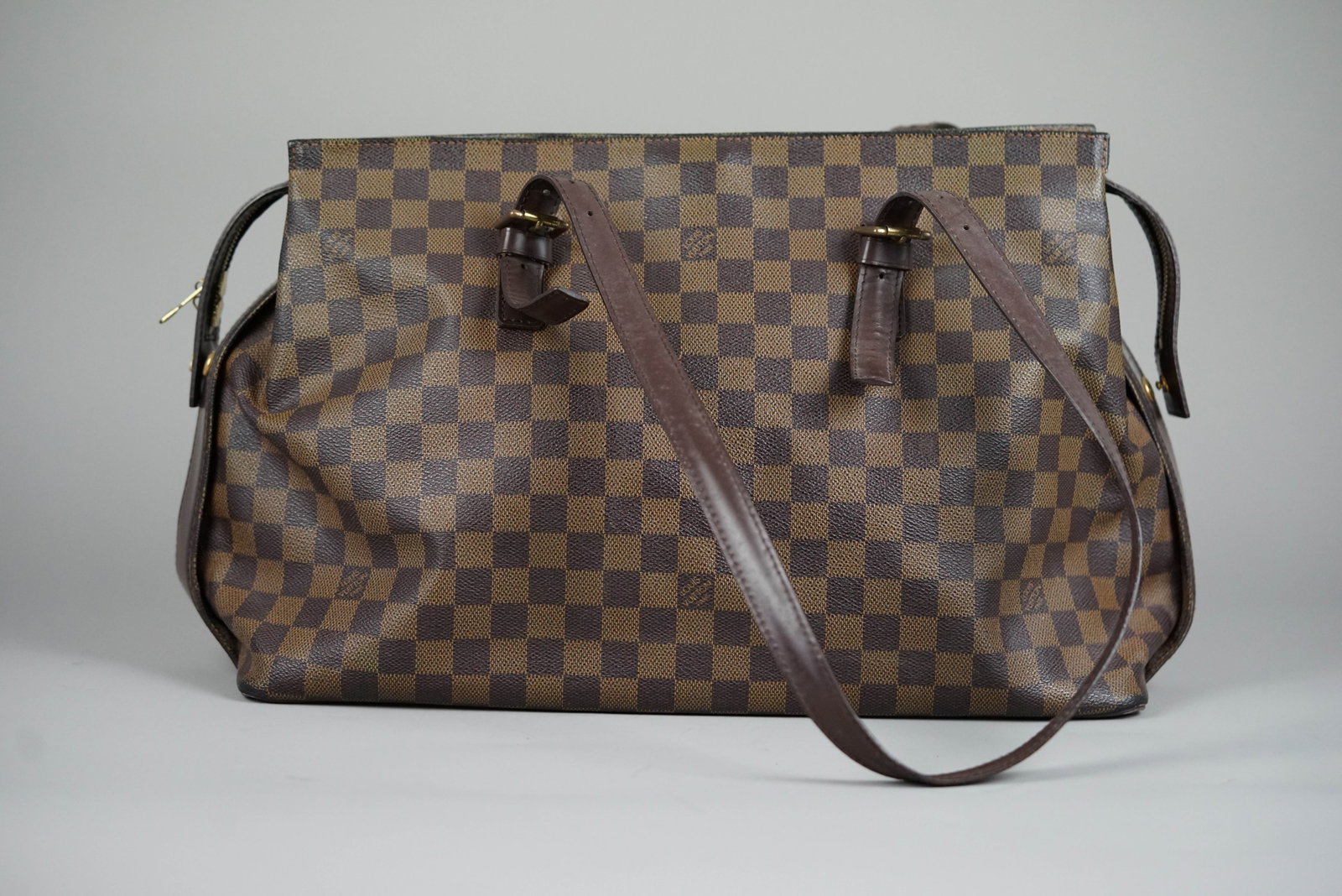 LOUIS VUITTON DAMIER CHELSEA SHOULDER BAG N51119 TH0065: LOUIS VUITTON DAMIER CHELSEA SHOULDER BAG N51119 TH0065 DIMENSIONS: Width 40cm, height 28cm, depth 14cm COLOUR: Brown tow tone ACCESSORIES: N/A CONDITION RANK: B If you have any questions regarding