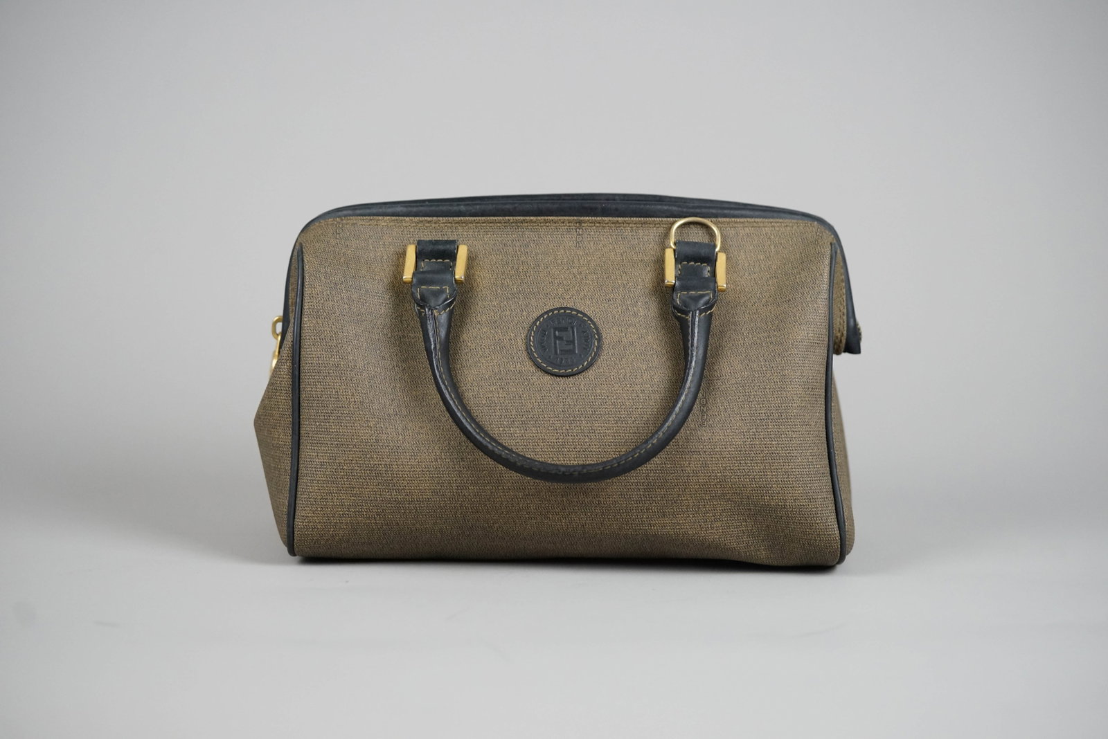 FENDI HANDBAG PVC TWO-TONE: FENDI HANDBAG PVC TWO-TONE DIMENSIONS: Width 25cm, height 17cm, depth 11cm COLOUR: Two tone ACCESSORIES: N/A CONDITION RANK: B If you have any questions regarding this lot please contact us. For furth