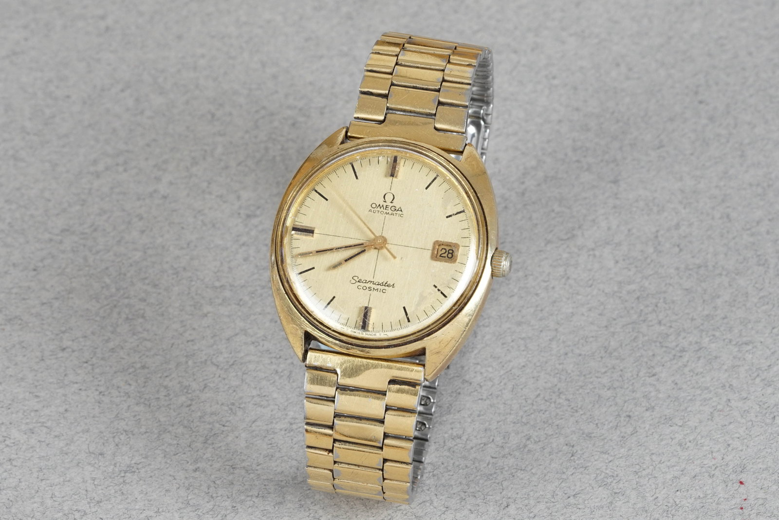 OMEGA SEAMASTER COSMIC DATE GOLD PLATED: OMEGA SEAMASTER COSMIC DATE GOLD PLATED DIAL: Dial with applied indices, date window, hands with Lume CASE: 34mm gold plated stainless steel, screw-down case back MOVEMENT: Automatic, Omega calibre