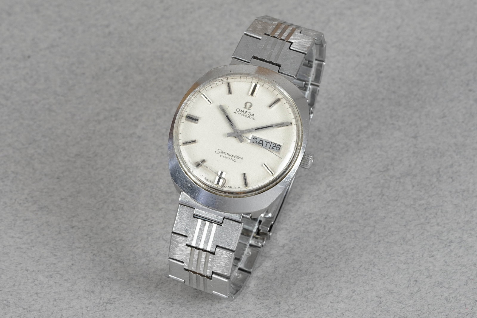 OMEGA SEAMASTER COSMIC AUTOMATIC DAY DATE REF. 166.035: OMEGA SEAMASTER COSMIC AUTOMATIC DAY DATE REF. 166.035 DIAL: Dial with applied indices, day and date windows, hands with Lume CASE: 34mm stainless steel, screw-down case back MOVEMENT: Automatic,