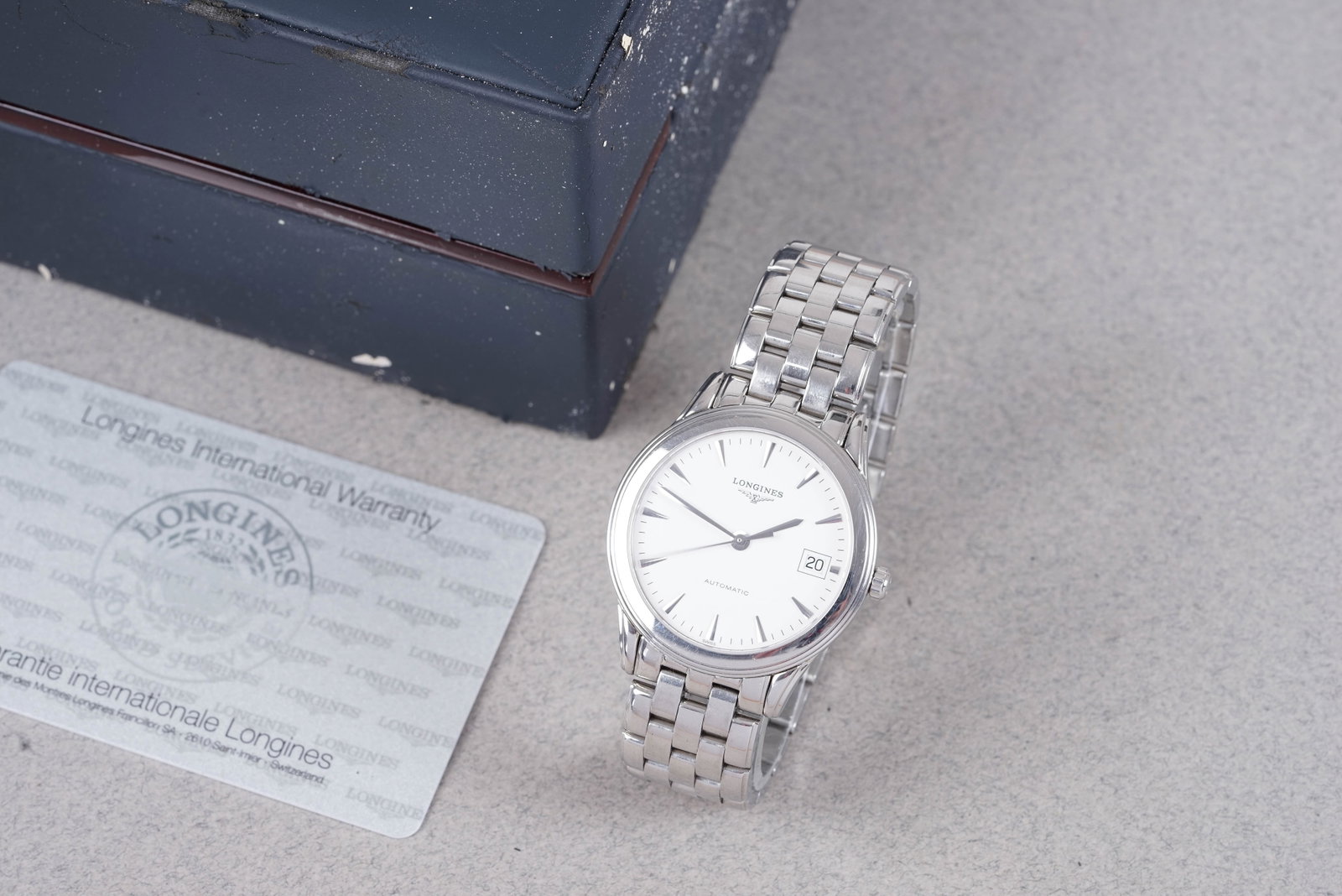 LONGINES FLAGSHIP AUTOMATIC DATE W/ BOX & GUARANTEE CARD REF. L4.774.4.12.6 CIRCA 2008: LONGINES FLAGSHIP AUTOMATIC DATE W/ BOX & GUARANTEE CARD REF. L4.774.4.12.6 CIRCA 2008, this watch is a ref. L4.774.4.12.6 and is fitted with a round white dial with a date window, dagger hour mar