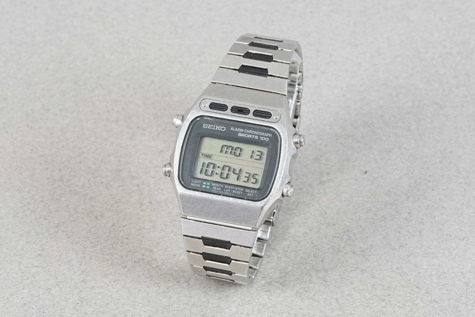 SEIKO DIGITAL ALARM CHRONOGRAPH SPORTS 100 REF. A3459-5040: SEIKO DIGITAL ALARM CHRONOGRAPH SPORTS 100 REF. A3459-5040 DIAL: Digital display CASE: 35mm stainless steel, pushers MOVEMENT: Quartz BRACELET OR STRAP: Seiko stainless steel ACCESSORIES: N/A CONDITIO