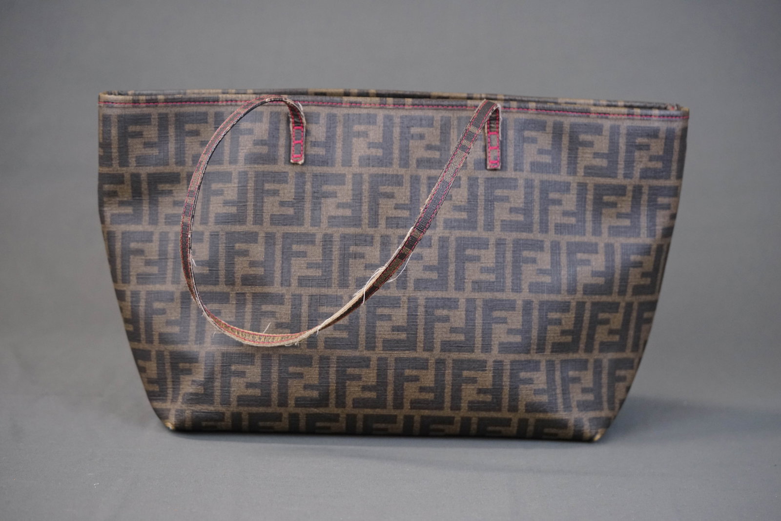 FENDI ZUCCA TOTE BAG AX51503: FENDI ZUCCA TOTE BAG AX51503 DIMENSIONS: Width 31cm, height 24cm, 13depth cm COLOUR: brown MATERIAL: coated canvas ACCESSORIES: n/a CONDITION RANK: Heavey wear to handles If you have any questions reg