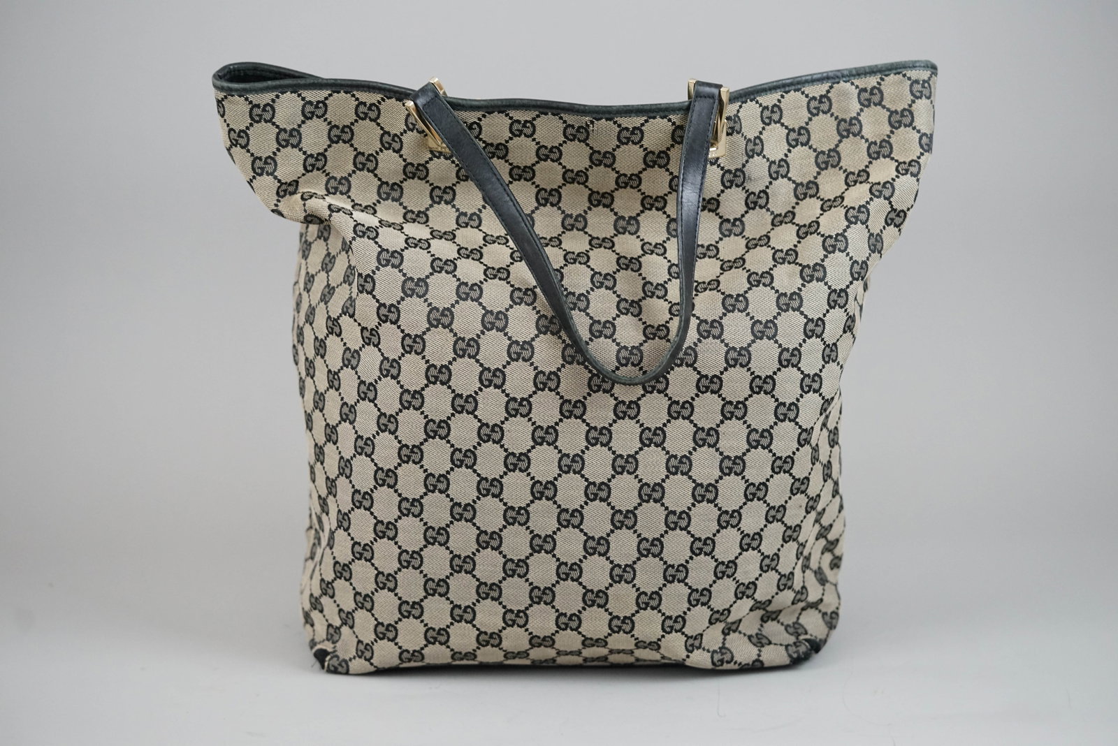 GUCCI GG CANVAS TOTE BAG 2404 TWO-TONE: GUCCI GG CANVAS TOTE BAG 2404 TWO-TONE DIMENSIONS: Width 29cm, height 39cm, depth 15cm COLOUR: