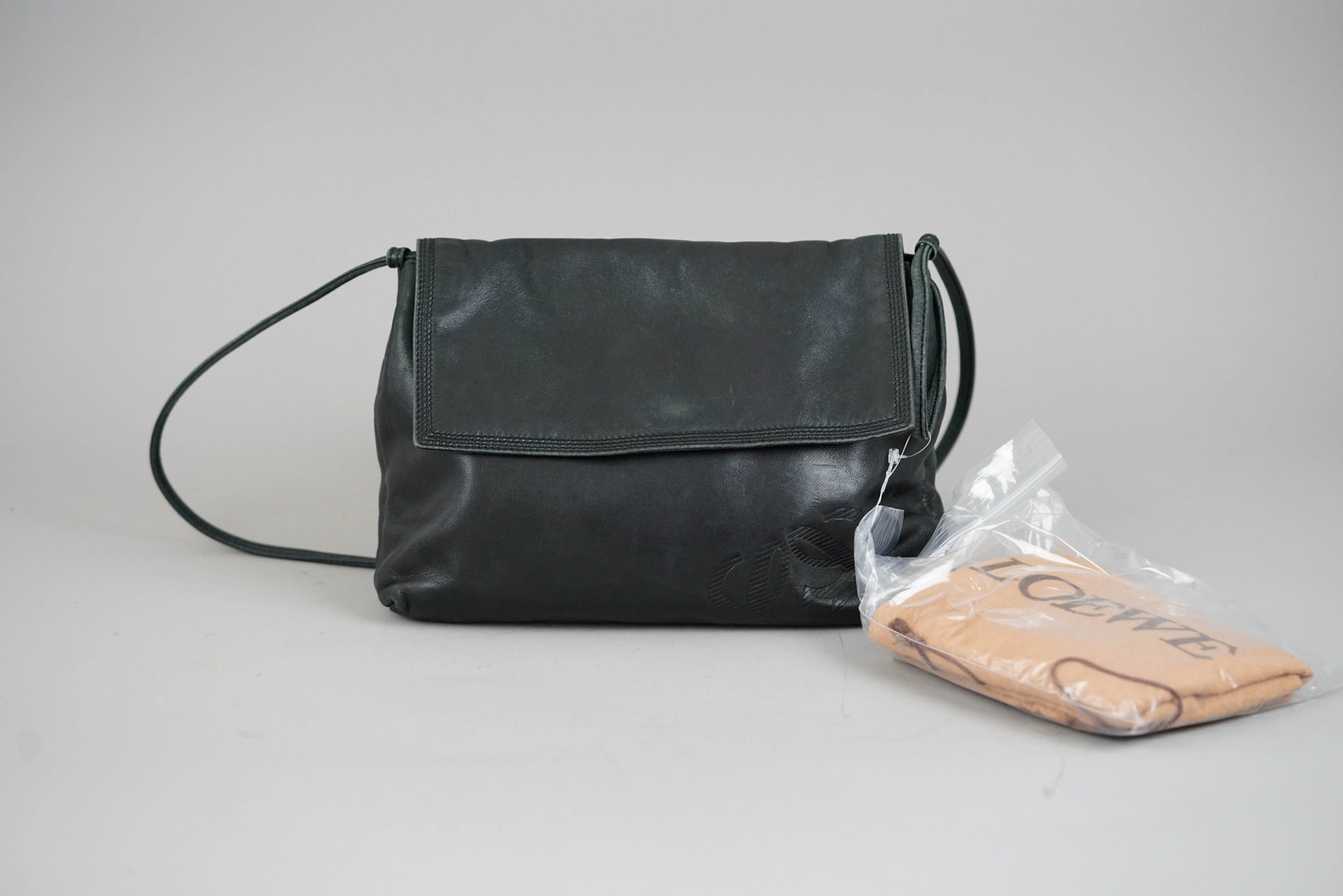 LOEWE ANAGRAM SHOULDER BAG LEATHER BLACK: LOEWE ANAGRAM SHOULDER BAG LEATHER BLACK DIMENSIONS: Width 25cm, height 17cm, depth 5.5cm COLOUR: black MATERIAL: leather ACCESSORIES: dust bag CONDITION RANK: B If you have any questions regarding