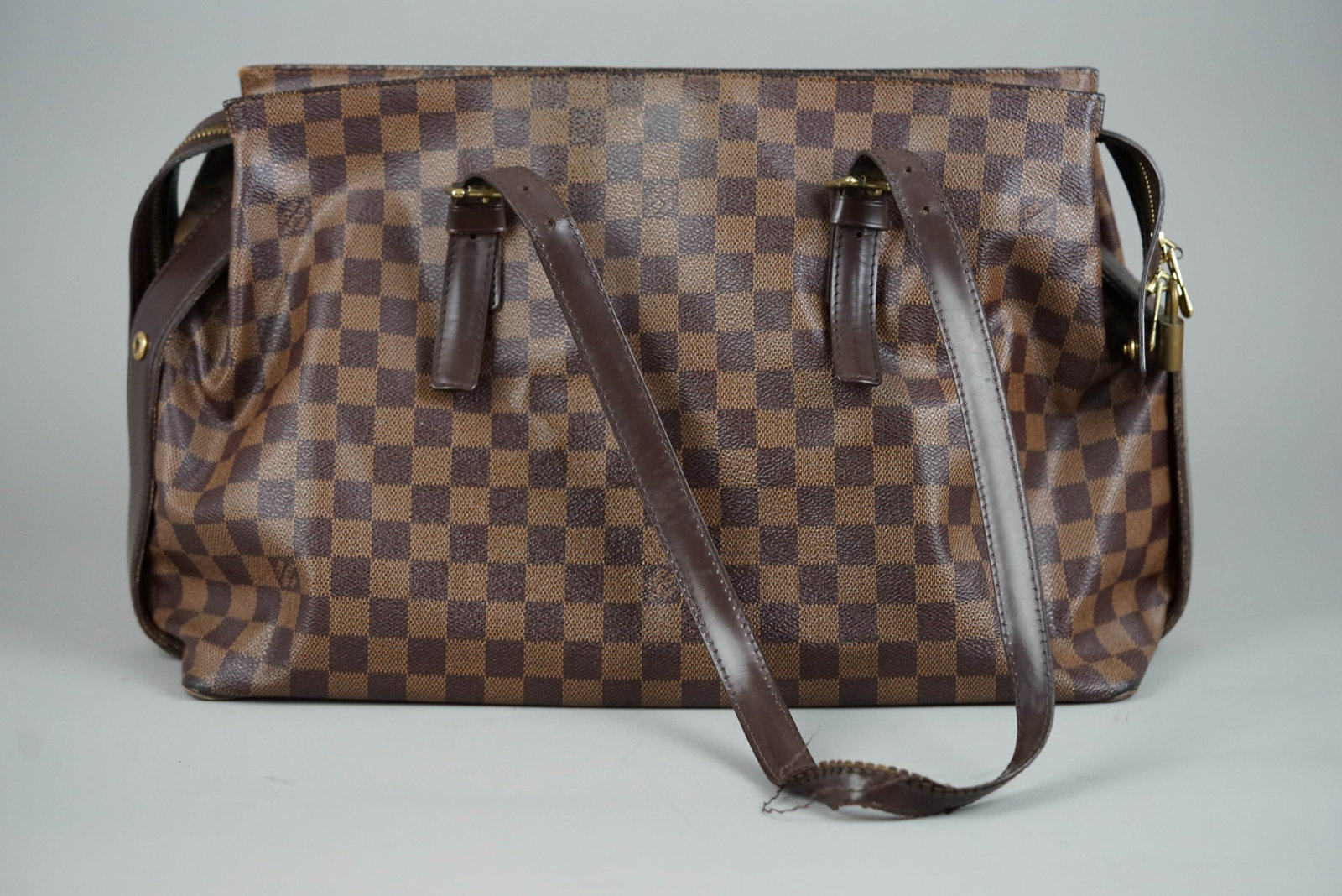 LOUIS VUITTON DAMIER CHELSEA SHOULDER BAG N51119 TH0075: LOUIS VUITTON DAMIER CHELSEA SHOULDER BAG N51119 TH0075 DIMENSIONS: Width 40cm, height 28cm, depth 16cm COLOUR: Brown two tone ACCESSORIES: N/A CONDITION RANK: C If you have any questions regarding