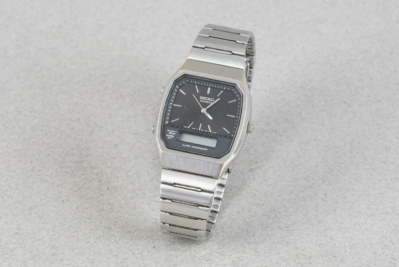 SEIKO DIGITAL REF. H601-546J: SEIKO DIGITAL REF. H601-546J DIAL: Digital/analogy display CASE: 33mm stainless steel, pushers MOVEMENT: Quartz BRACELET OR STRAP: Seiko stainless steel ACCESSORIES: N/A CONDITION NOTES: Currently