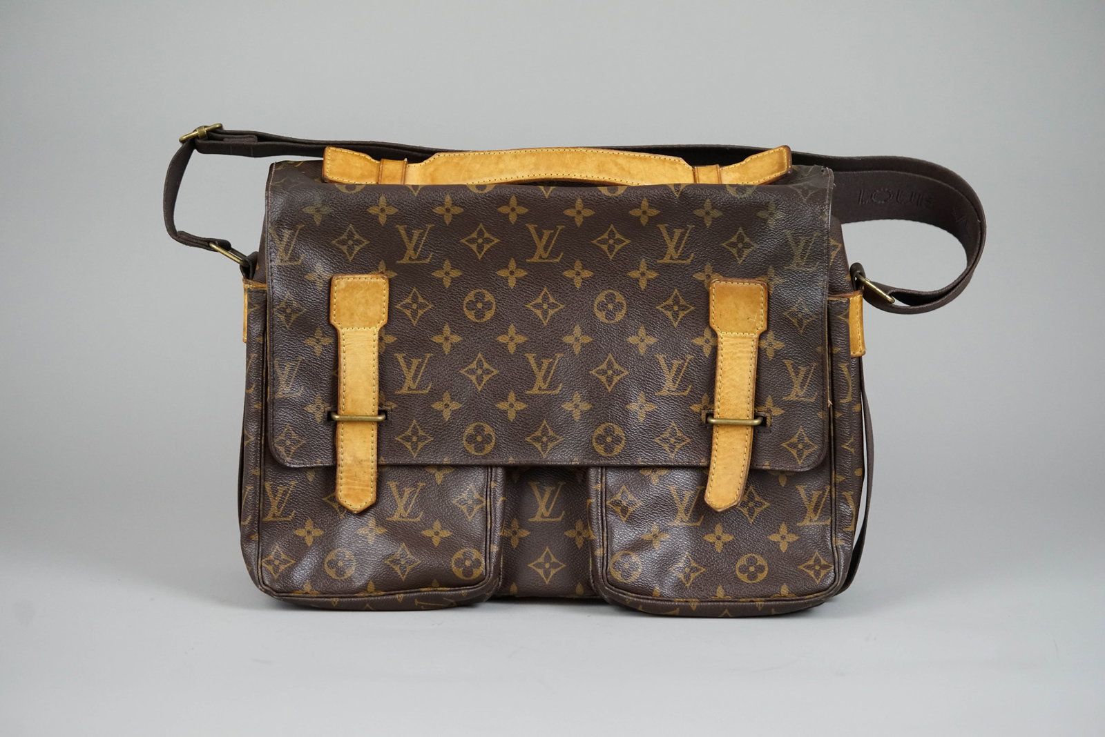 LOUIS VUITTON MONOGRAM BROADWAY SHOULDER BAG M50206 TH3067 SPECIAL ORDER: LOUIS VUITTON MONOGRAM BROADWAY SHOULDER BAG M50206 TH3067 SPECIAL ORDER DIMENSIONS: Width 55cm, height 25cm, depth 8cm COLOUR: Brown ACCESSORIES: Shoulder strap CONDITION RANK: BC If you have any