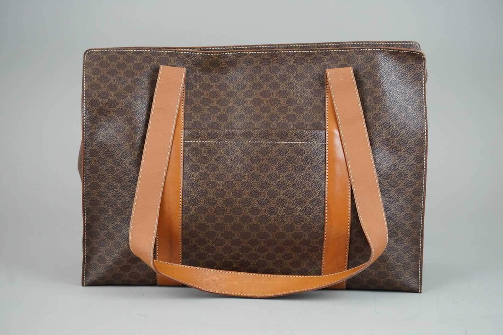 CELINE MACADAM TOTE BAG BROWN: CELINE MACADAM TOTE BAG BROWN DIMENSIONS: Width 39cm, height 28cm, depth 11cm COLOUR: brown MATERIAL: ACCESSORIES: n/a CONDITION RANK: BC If you have any questions regarding this lot please contact