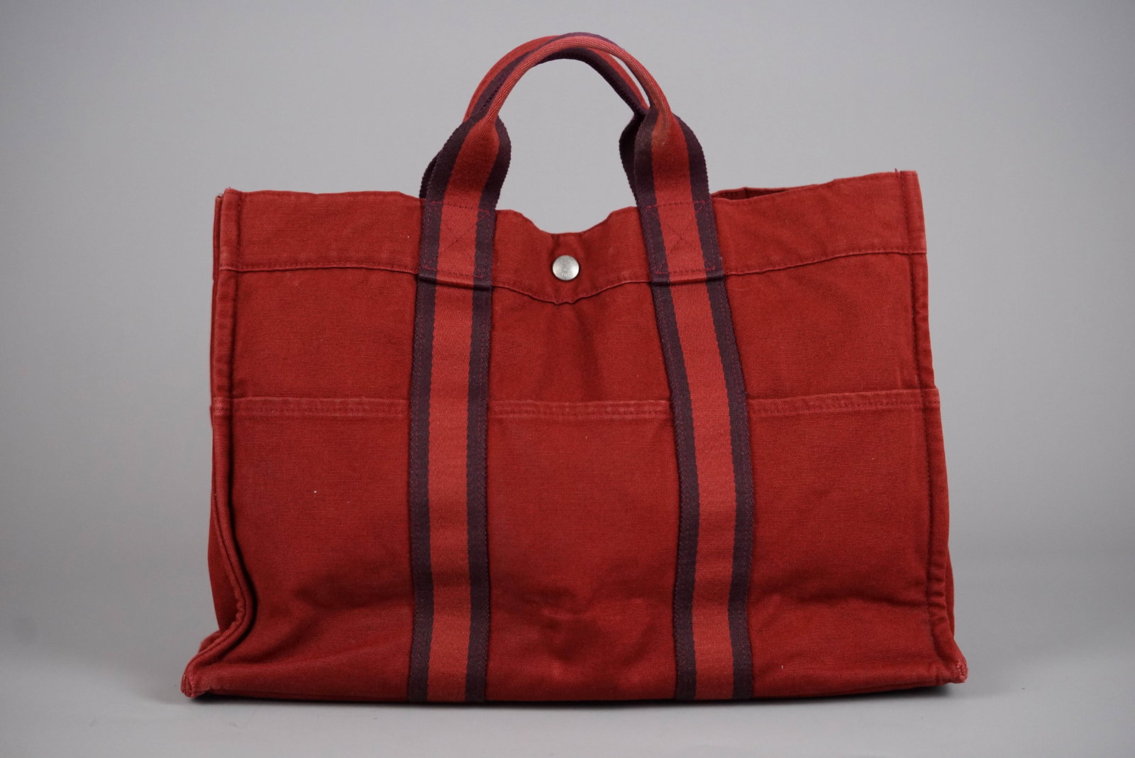 HERMES DEAUVILLE TOTE BAG RED: HERMES DEAUVILLE TOTE BAG RED, width 40cm, height 30cm, depth 10cm. If you have any questions regarding this lot please contact us. For further information on our auction, please refer to our T &
