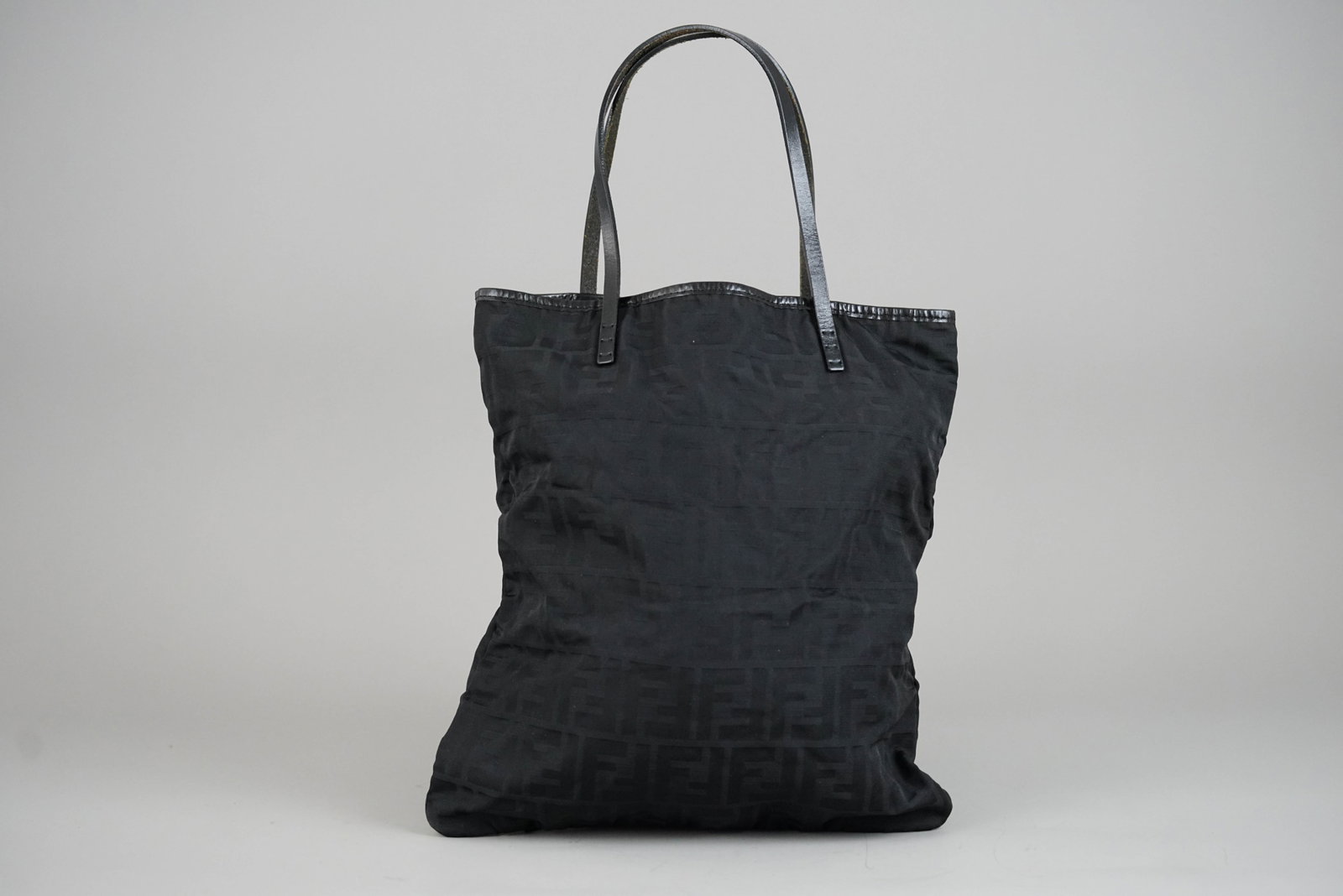 FENDI ZUCCA HANDBAG NYLON CANVAS BLACK: FENDI ZUCCA HANDBAG NYLON CANVAS BLACK DIMENSIONS: Width 30cm, height 34cm, depth n/acm COLOUR: black MATERIAL: nylon ACCESSORIES: n/a CONDITION RANK: BC If you have any questions regarding this lot