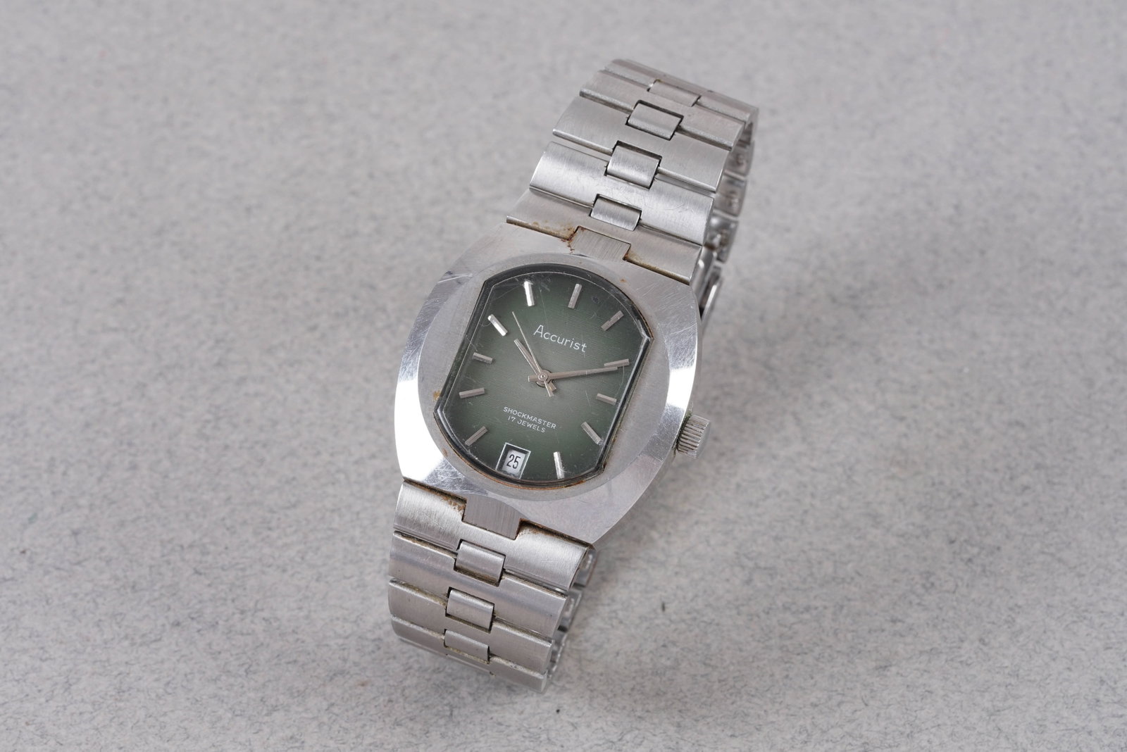ACCURIST SHOCKMASTER DATE WRISTWATCH: ACCURIST SHOCKMASTER DATE WRISTWATCH, this watch is fitted with a two tone dial, date window with a baton hour markers and hands. The 35 mm steel case is fitted with a crown and a screw back case