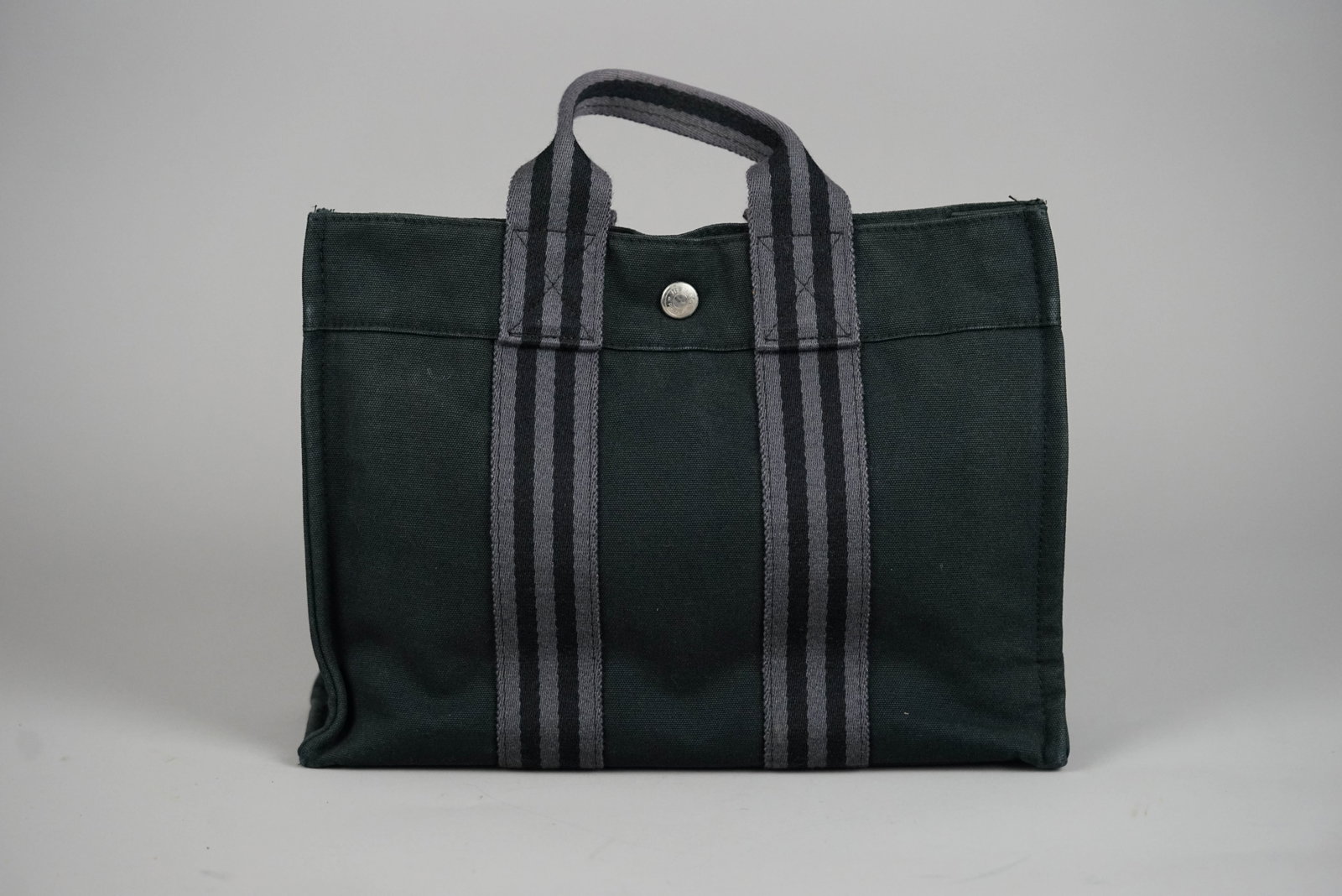HERMES PM HANDBAG CANVAS TWO-TONE: HERMES PM HANDBAG CANVAS TWO-TONE DIMENSIONS: Width 30cm, height 22cm, depth 8cm COLOUR: Black, grey MATERIAL: Canvas ACCESSORIES: N/A CONDITION RANK: B If you have any questions regarding this lot