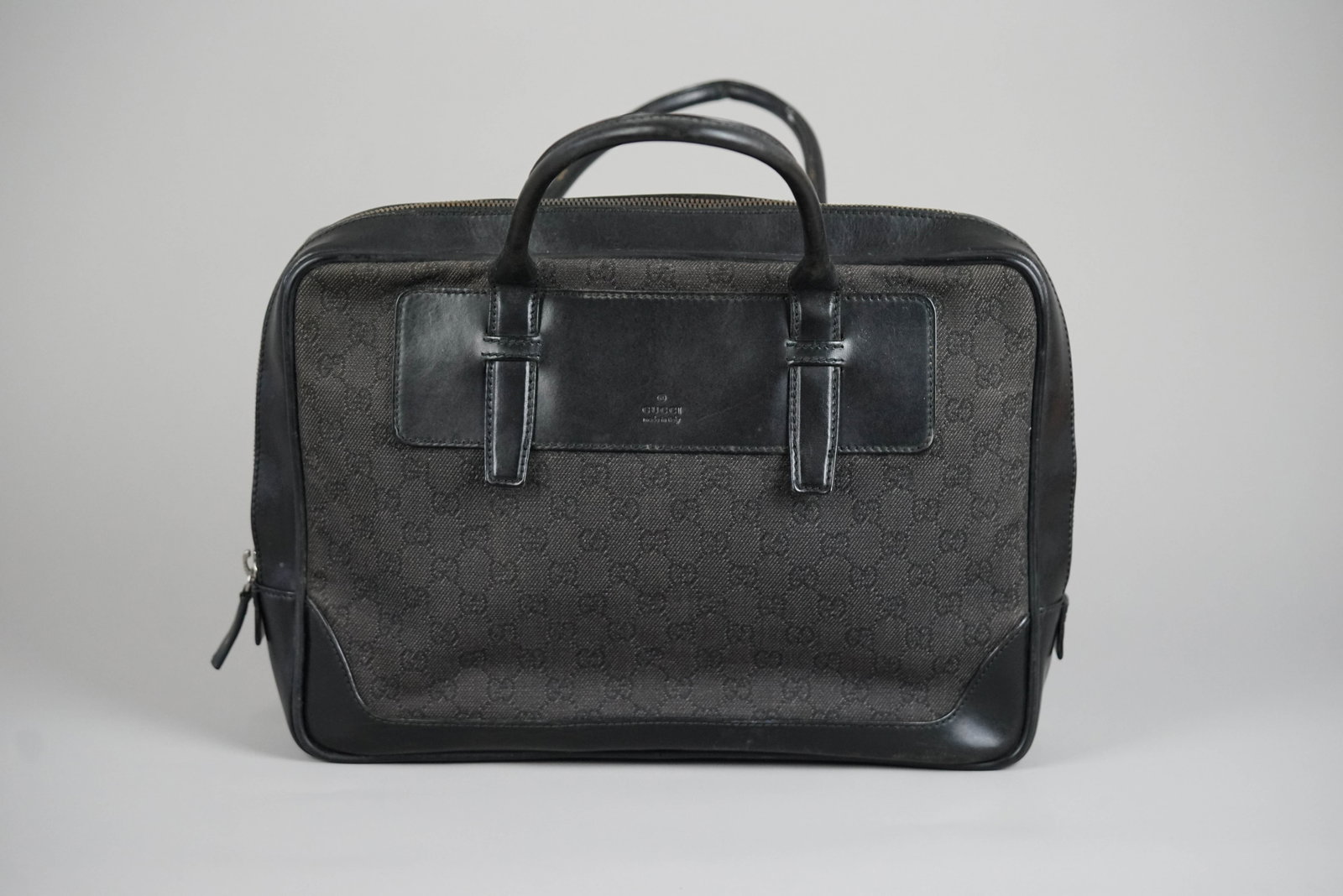 GUCCI GG CANVAS BRIEFCASE CANVAS LEATHER 212792 BLACK: GUCCI GG CANVAS BRIEFCASE CANVAS LEATHER 212792 BLACK DIMENSIONS: Width 38cm, height 25cm, depth 8cm COLOUR: Black, grey MATERIAL: Leather, canvas ACCESSORIES: N/A CONDITION RANK: BC If you have any