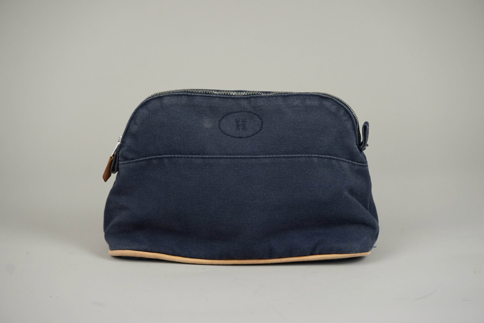 HERMES BOLIDE POUCH MM CANVAS NAVY: HERMES BOLIDE POUCH MM CANVAS NAVY DIMENSIONS: Width 24cm, height 17cm, depth 8cm COLOUR: Navy MATERIAL: Canvas ACCESSORIES: N/A CONDITION RANK: BC If you have any questions regarding this lot please