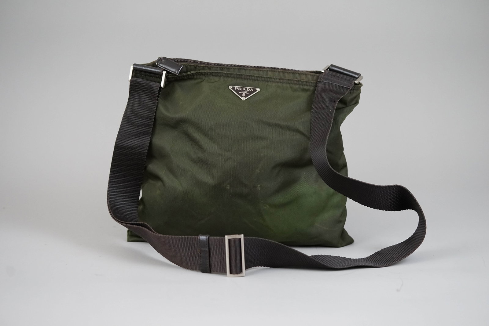 PRADA POCONO SHOULDER BAG NYLON KHAKI: PRADA POCONO SHOULDER BAG NYLON KHAKI DIMENSIONS: Width 29cm, height 26cm, depth n/acm COLOUR: dark green MATERIAL: nylon ACCESSORIES: CONDITION RANK: BC If you have any questions regarding this lot