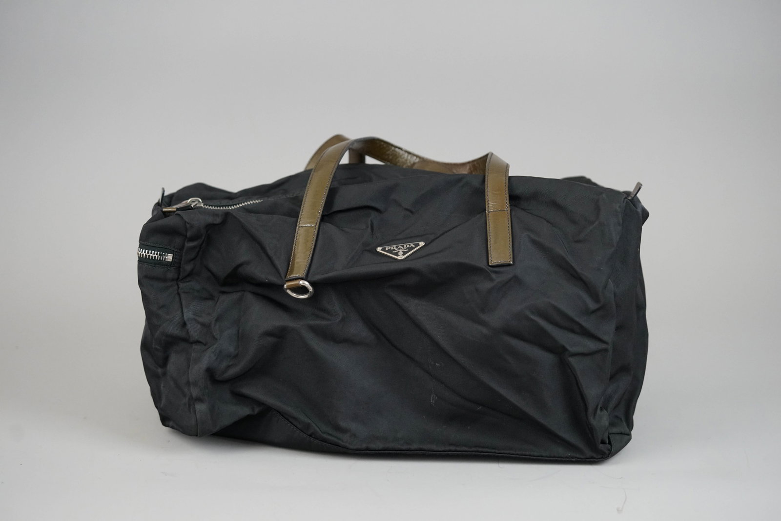 PRADA POCONO TOTE BAG NYLON BLACK: PRADA POCONO TOTE BAG NYLON BLACK DIMENSIONS: Width 37cm, height 20cm, depth 19cm COLOUR: black MATERIAL: nylon ACCESSORIES: n/a CONDITION RANK: B If you have any questions regarding this lot please