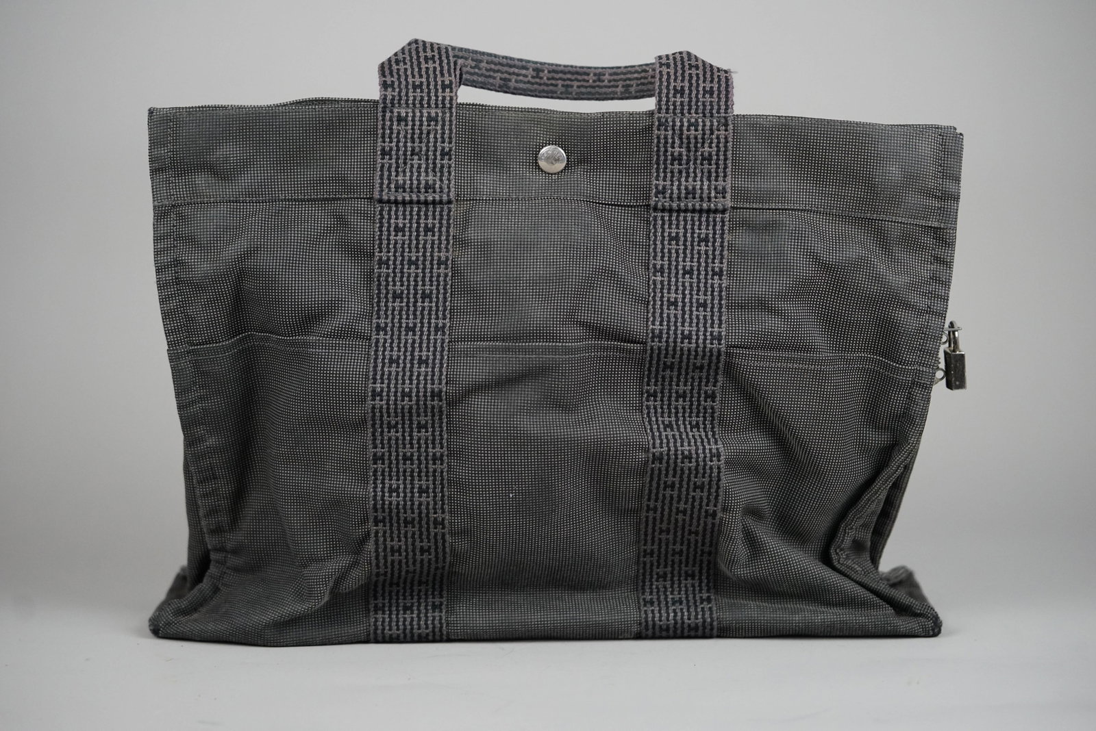 HERMES YALE LINE MM TOTE BAG CANVAS CADENA: HERMES YALE LINE MM TOTE BAG CANVAS CADENA DIMENSIONS: Width 42cm, height 32cm, depth 10cm COLOUR: Black, grey MATERIAL: Canvas ACCESSORIES: N/A CONDITION RANK: C If you have any questions regarding