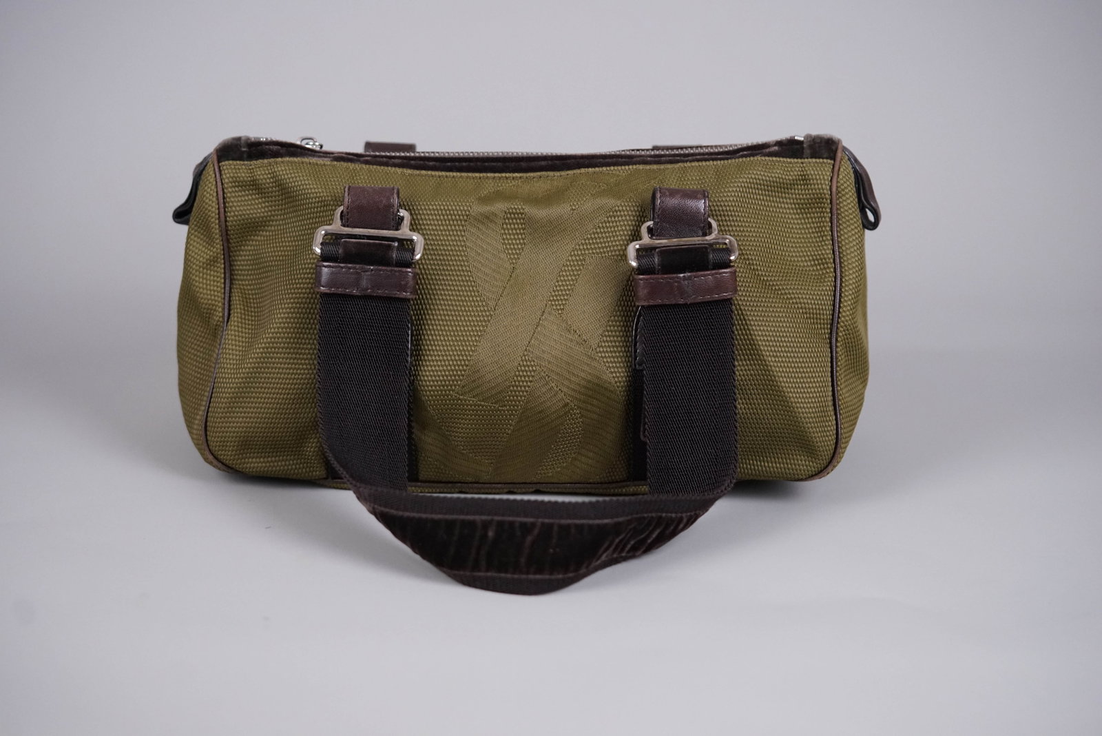 YVES SAINT LAURENT TWO TONE HANDBAG: YVES SAINT LAURENT TWO TONE HANDBAG, width 23cm, height 16cm, depth 13cm. If you have any questions regarding this lot please contact us. For further information on our auction, please refer to our T