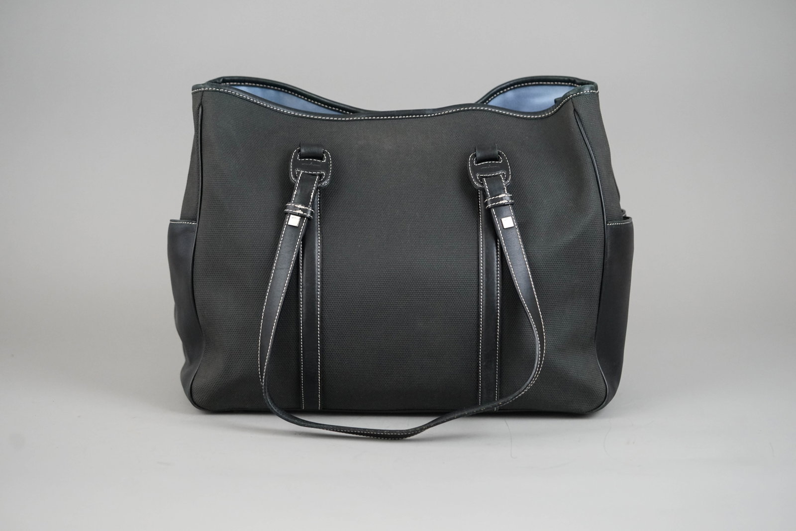 SALVATORE FERRAGAMO TOTE BAG CANVAS AU-21-3372 BLACK: SALVATORE FERRAGAMO TOTE BAG CANVAS AU-21-3372 BLACK DIMENSIONS: Width 29cm, height 27.5cm, depth 13cm COLOUR: black MATERIAL: canvas, leather straps ACCESSORIES: CONDITION RANK: B If you have any