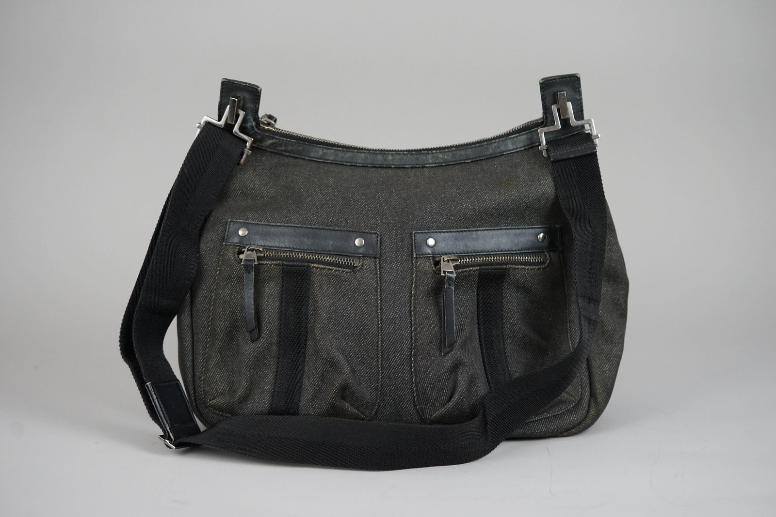 GUCCI SHOULDER BAG DENIM 002113 BLACK: GUCCI SHOULDER BAG DENIM 002113 BLACK DIMENSIONS: Width 30cm, height 23cm, depth 6cm COLOUR: black/green MATERIAL: denim ACCESSORIES: n/a CONDITION RANK: BC If you have any questions regarding this