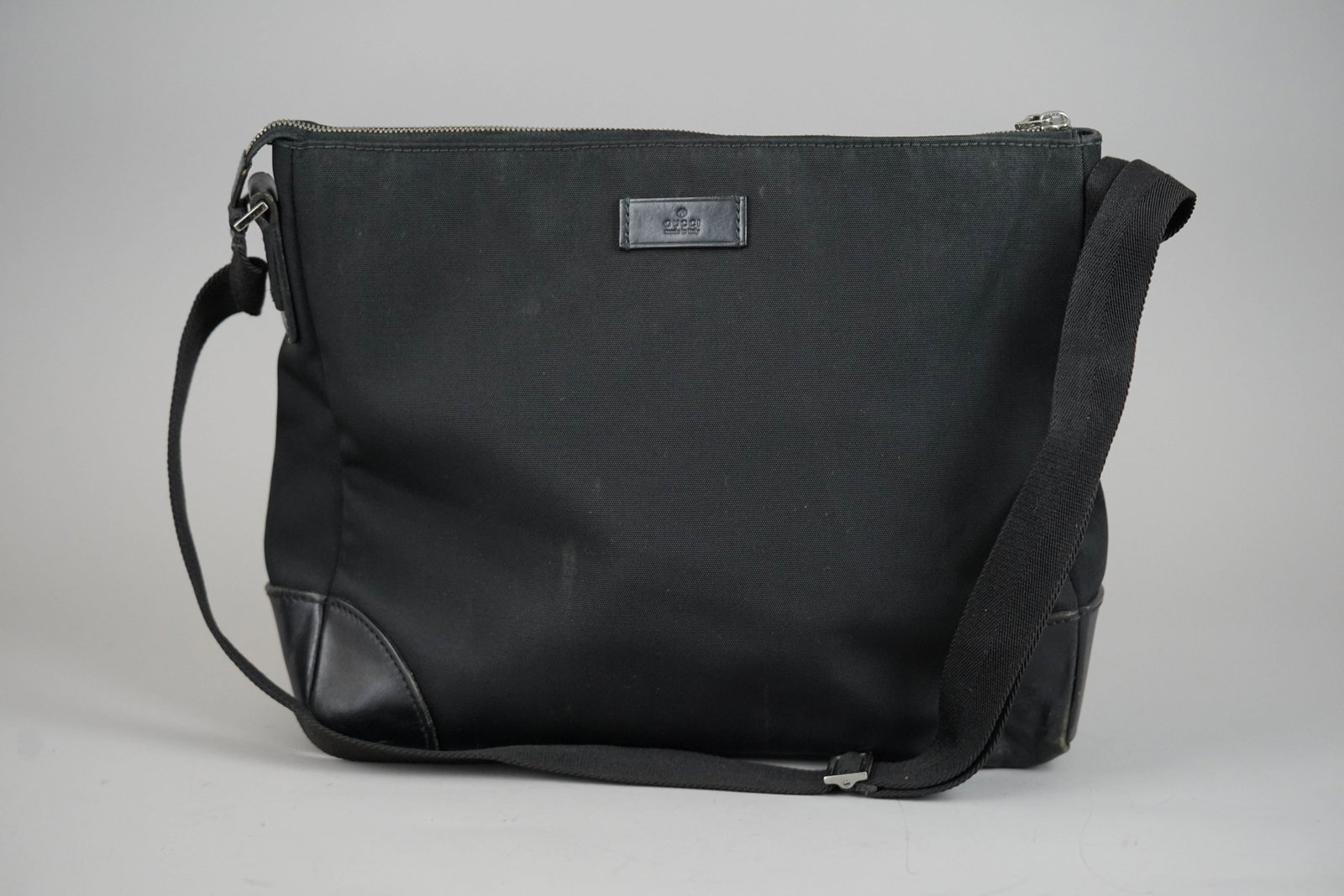 GUCCI SHOULDER BAG NYLON 1705 BLACK: GUCCI SHOULDER BAG NYLON 1705 BLACK DIMENSIONS: Width 33cm, height 28cm, depth 7cm COLOUR: black MATERIAL: nylon and leather ACCESSORIES: zip toggle broken but included CONDITION RANK: BC If you have