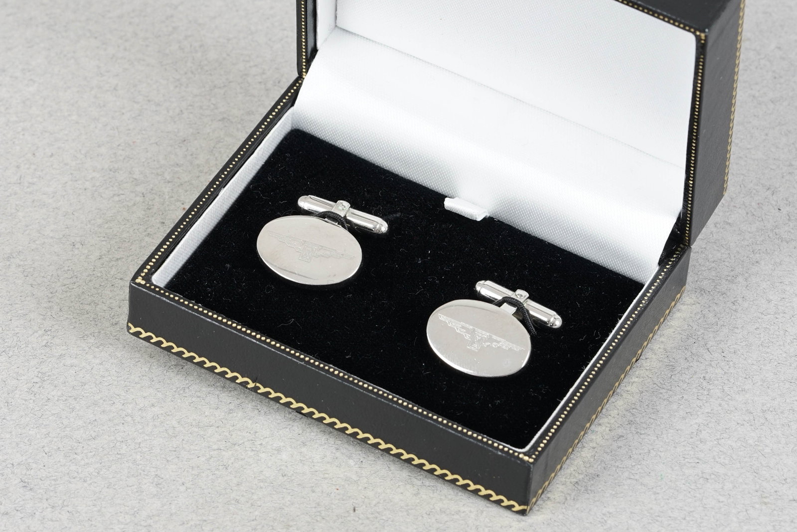 LONGINES CUFFLINKS: LONGINES CUFFLINKS ACCESSORIES: Box If you have any questions regarding this lot please contact us. For further information on our auction, please refer to our T & Cs. We do not guarantee the