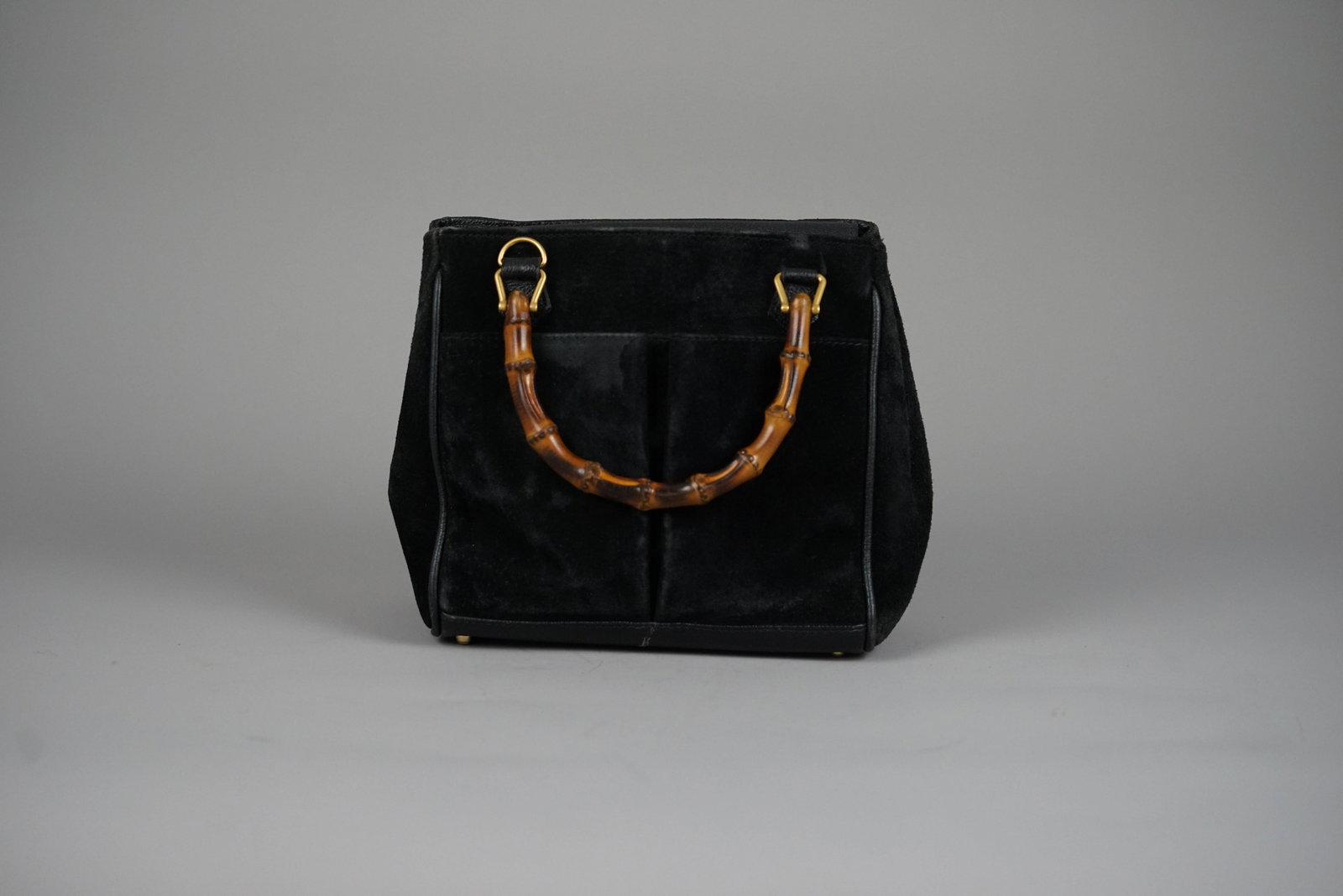 GUCCI BAMBOO HANDBAG SUEDE 0316 BLACK: GUCCI BAMBOO HANDBAG SUEDE 0316 BLACK DIMENSIONS: Width 20cm, height 20cm, depth 10cm COLOUR: Black MATERIAL: Suede ACCESSORIES: N/A CONDITION RANK: BC If you have any questions regarding this lot