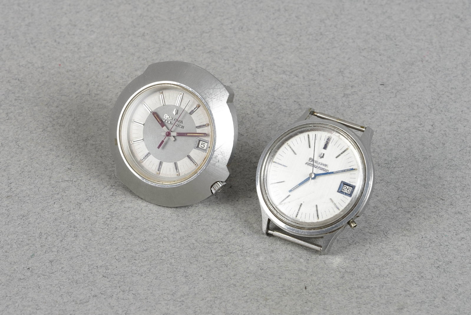 PAIR OF BULOVA ACCUTRON WATCH HEADS: PAIR OF BULOVA ACCUTRON WATCH HEADS DIAL: Circular silver off white teo tone dials CASE: 41mm & 36mm MOVEMENT: Battery powered ACCESSORIES: N/A CONDITION NOTES: Sold as spares and repairs If you