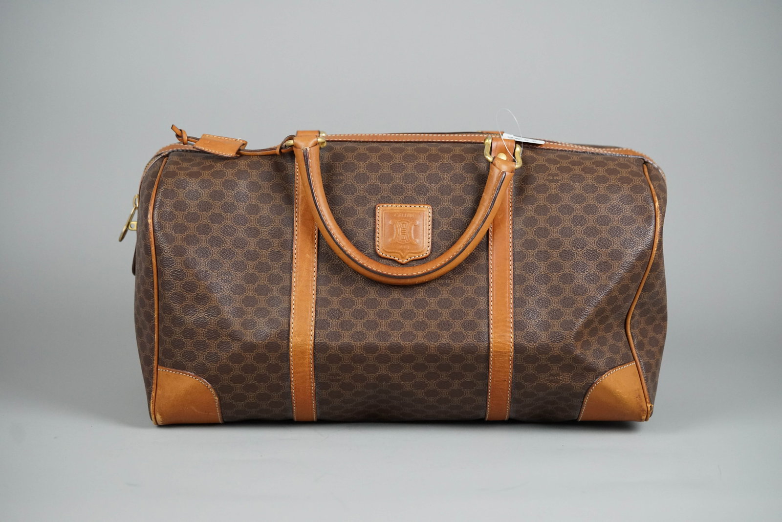 CELINE MACADAM BOSTON BAG: CELINE MACADAM BOSTON BAG DIMENSIONS: Width 40cm, height 20cm, depth 20cm COLOUR: Brown ACCESSORIES: N/A CONDITION RANK: B If you have any questions regarding this lot please contact us. For further