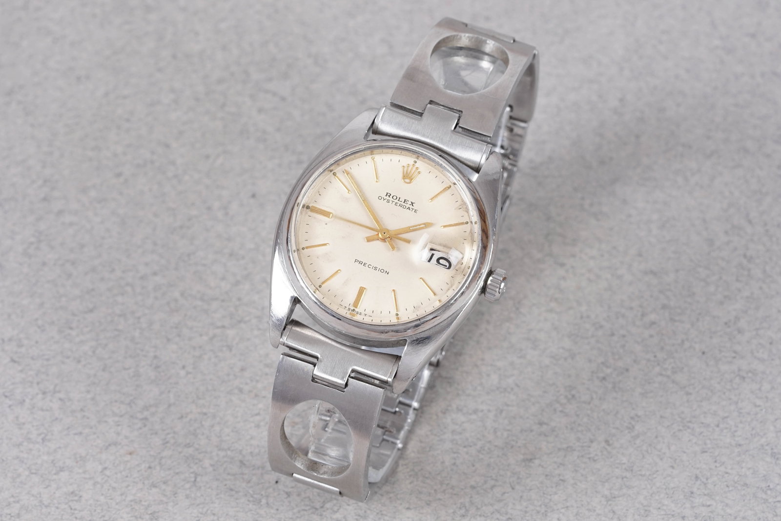 ROLEX OYSTERDATE PRECISION REF. 6494: ROLEX OYSTERDATE PRECISION REF. 6494, this watch is a ref. 6494 and is fitted with a round patina dial with date window, gold coloured baton hour markers and hands. The 34mm steel case is fitted with
