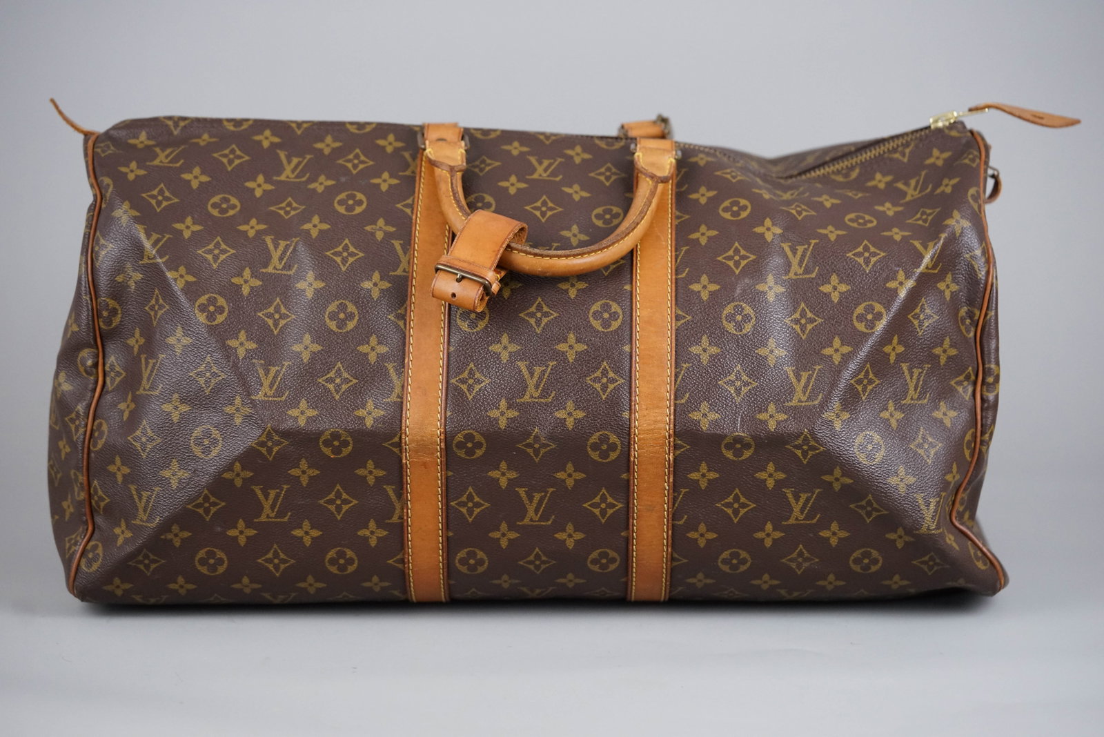 LOUIS VUITTON MONOGRAM 55 BOSTON BAG M41424: LOUIS VUITTON MONOGRAM 55 BOSTON BAG M41424, width 55cm, height 28cm, depth 25cm. If you have any questions regarding this lot please contact us. For further information on our auction, please refer