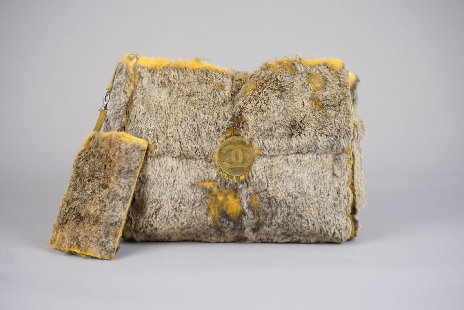 CHANEL COCO MARK FUR HANDBAG 6062435: CHANEL COCO MARK RABBIT FUR HANDBAG 6062435, width 27cm, height 23cm, depth 7cm For further information on our auction, please refer to our T & Cs. We do not guarantee the accuracy of time