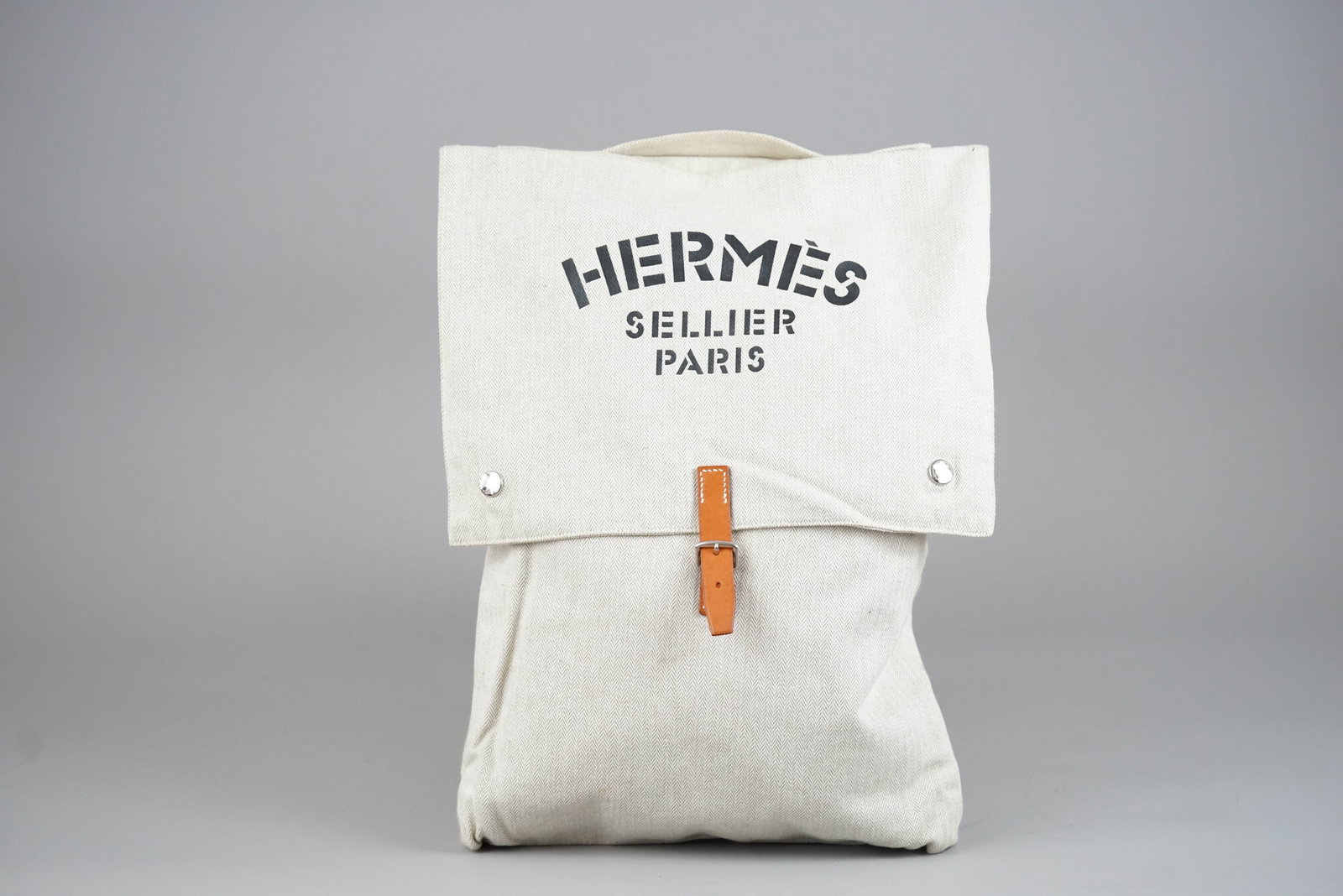 HERMES BAGGY BAGGAGE HANDBAG CANVAS IVORY: HERMES BAGGY BAGGAGE HANDBAG CANVAS IVORY DIMENSIONS: Width 32cm, height 47cm COLOUR: Beige MATERIAL: Canvas ACCESSORIES: N/A CONDITION RANK: BC If you have any questions regarding this lot please