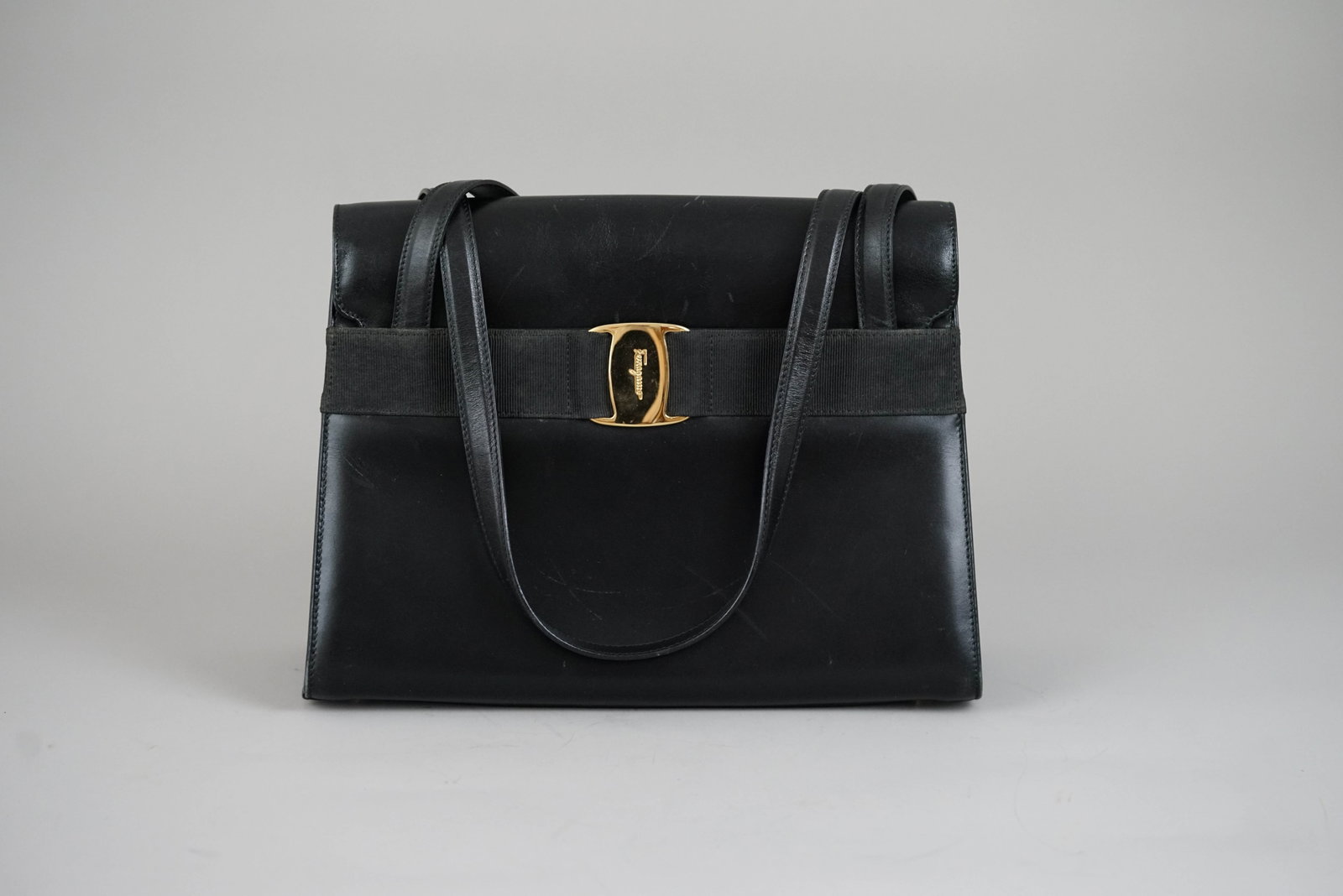 SALVATORE FERRAGAMO VARA SHOULDER BAG LEATHER BLACK (1 of 9)