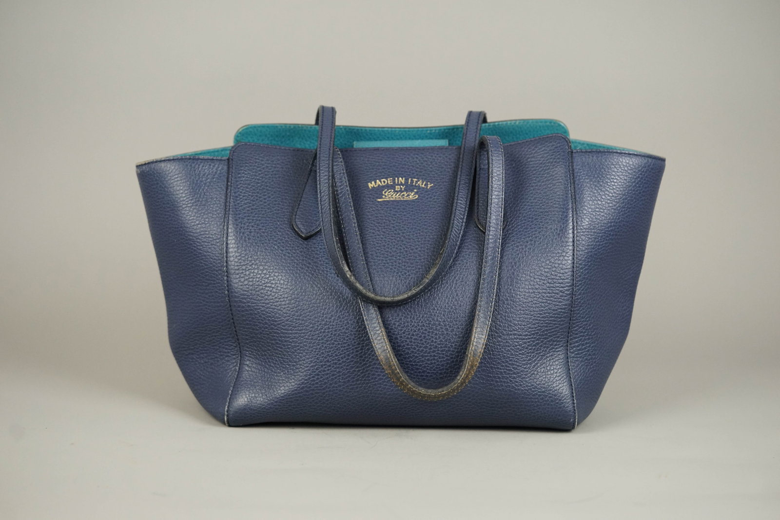 GUCCI SWING TOTE BAG LEATHER 525040 NAVY: GUCCI SWING TOTE BAG LEATHER 525040 NAVY DIMENSIONS: Width 40cm, height 24cm, depth 14cm COLOUR: Blue MATERIAL: Leather ACCESSORIES: Booklet CONDITION RANK: BC If you have any questions regarding