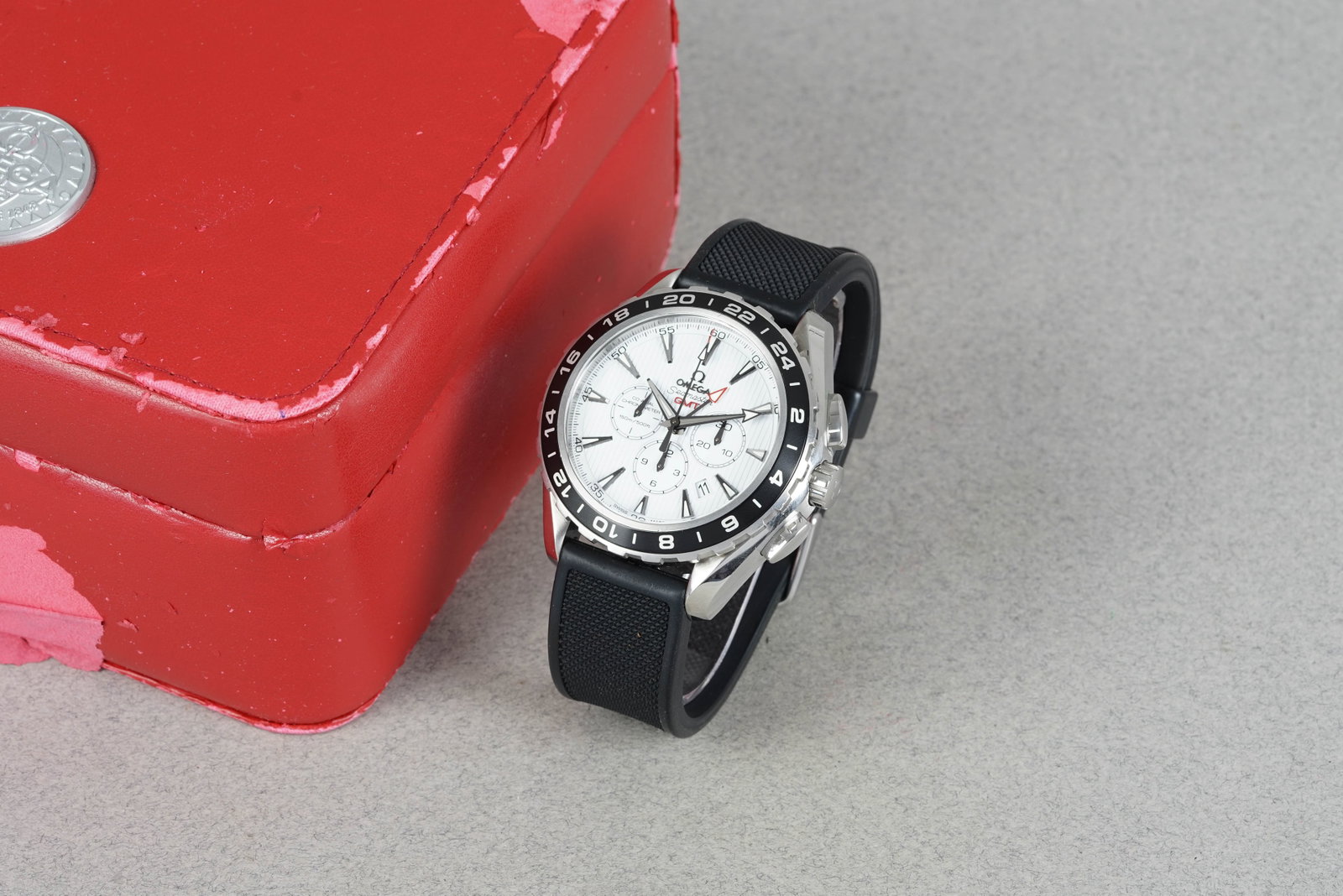 OMEGA SEAMASTER GMT AQUATERRA CHRONOMETER CO-AXIAL W/ BOX REF. 231.10.44.52.04.001: OMEGA SEAMASTER GMT AQUATERRA CHRONOMETER CO-AXIAL W/ BOX REF. 231.10.44.52.04.001 DIAL: circular white dial, 3 sub dials, dagger hands and markers, CASE: 42mm steel case, rotating bezel, screw down
